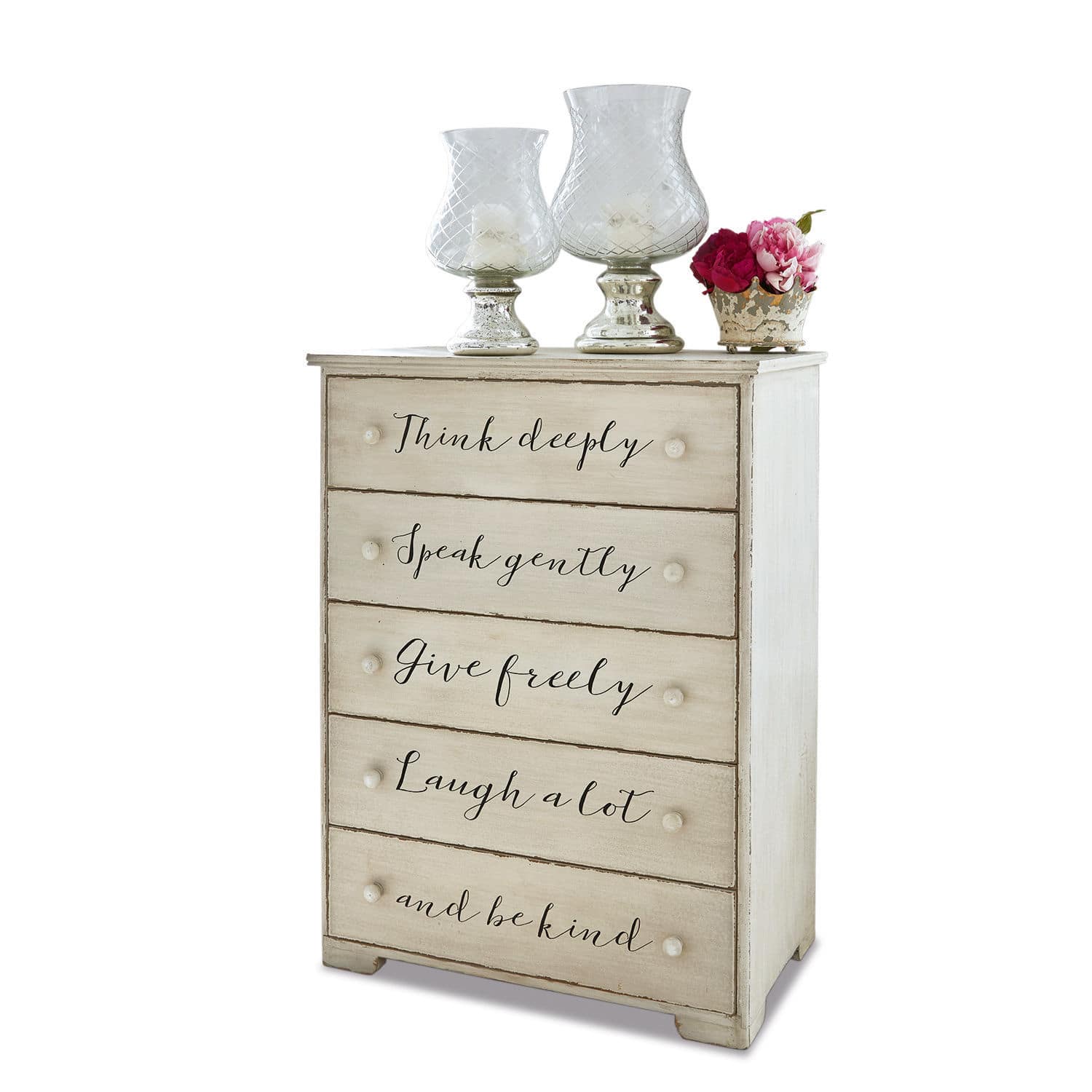 Beige Holzkommode mit fünf Schubladen und dekorativem Schriftzug, verziert mit Glaslampions und Blumen