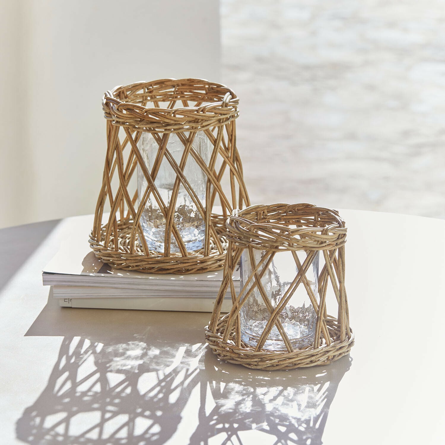 Zwei Windlichter aus natürlichem Rattan und Glas in Beige, Boho-Tischdekoration