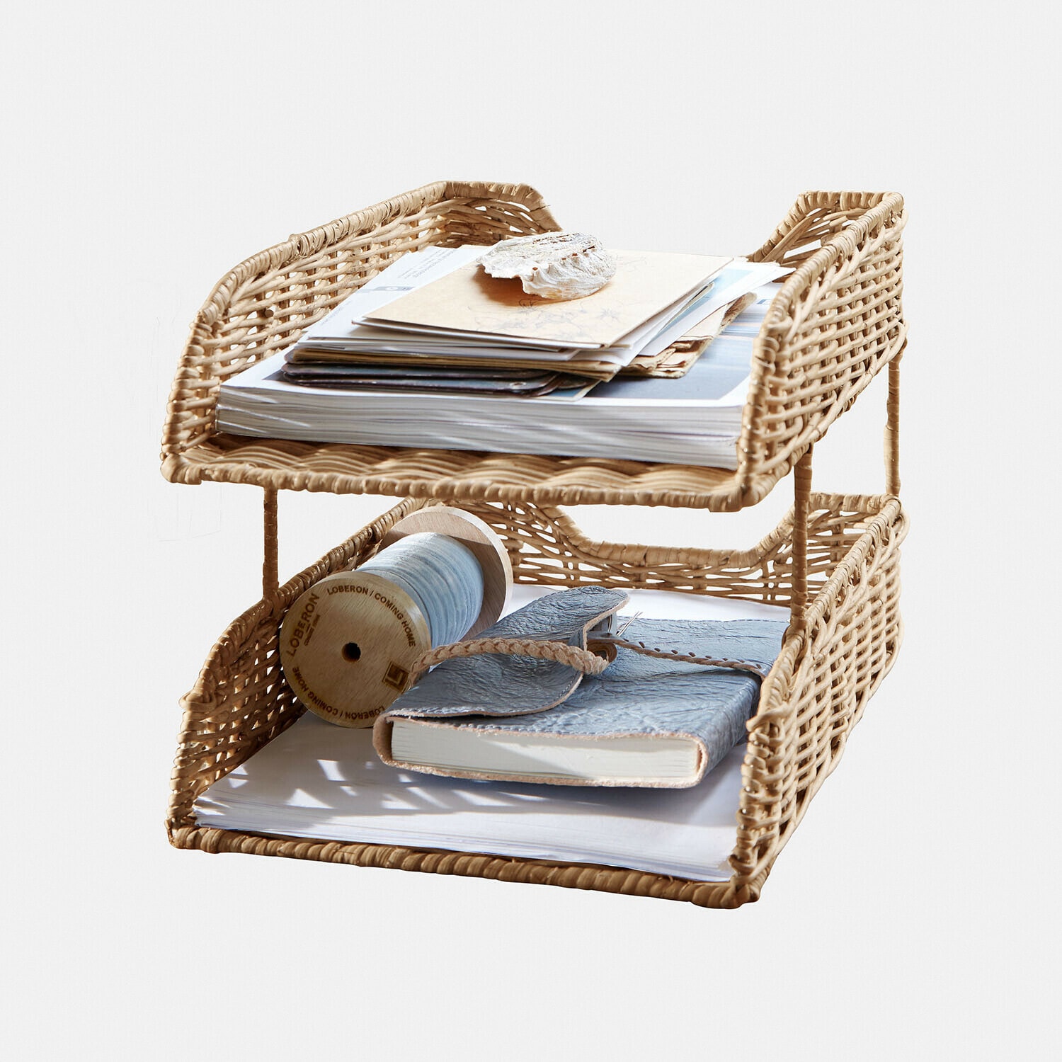 Zweistöckiger Rattan-Organizer in Naturfarbe mit Dokumenten und Notizbuch für den Schreibtisch