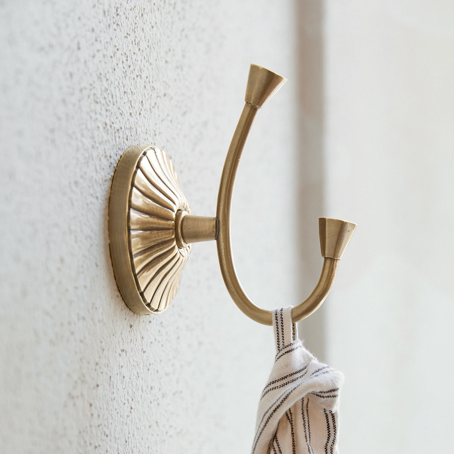 Haken Terling Doppelter Wandhaken aus Messing mit dekorativer Basis und aufgehängtem Stoff im Vintage-Stil