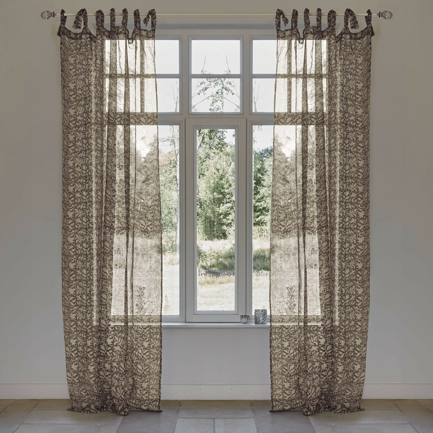 Gardine Ziradayn Transparente Vorhänge mit braunem Blattmuster, Fensterdekoration in hellem Raum