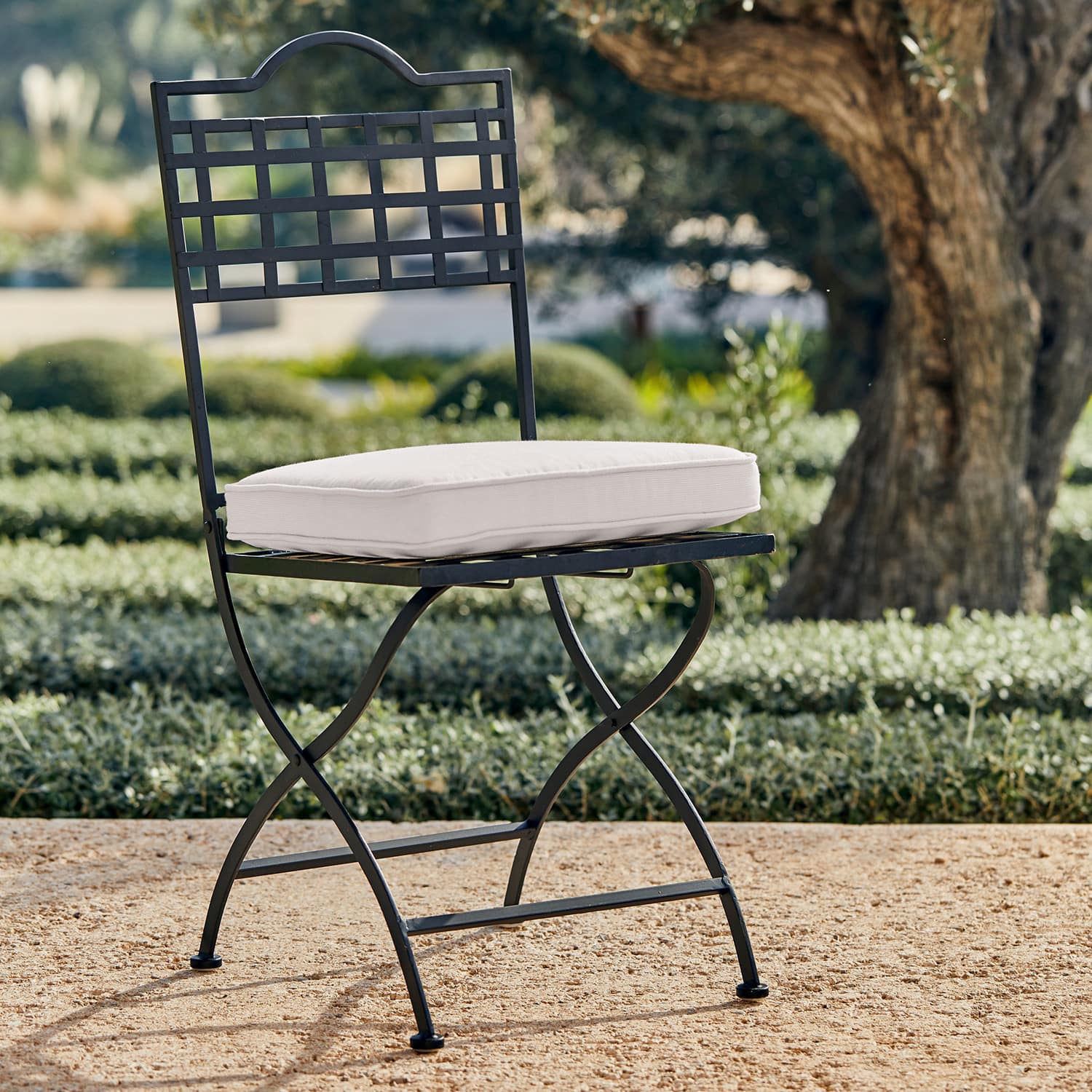 Sitzkissen Salome Schwarzer Metall-Gartenstuhl mit weißem Sitzkissen, elegantes Outdoor-Möbel