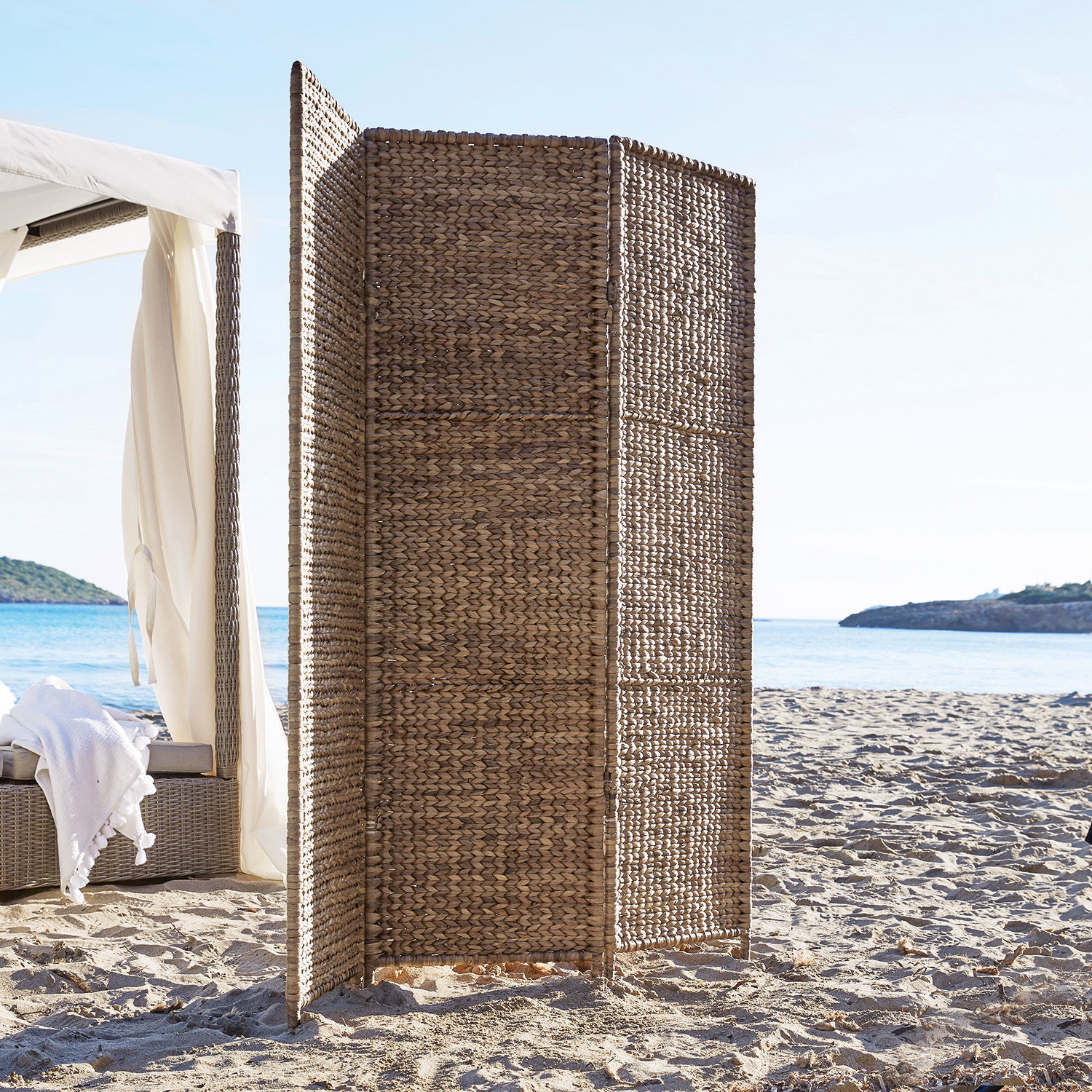 Strandparavent aus geflochtenem Naturmaterial in Braun, ideal zum Windschutz am Strand