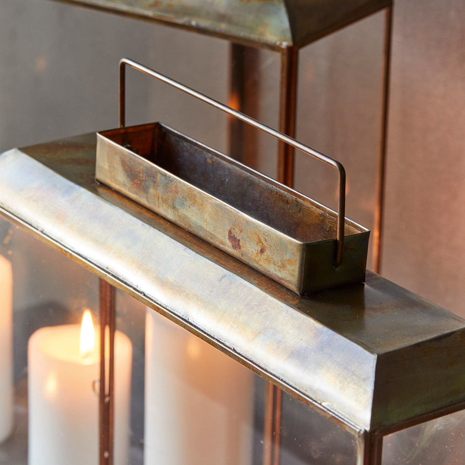 Metalllaterne mit Griff und drei weißen Kerzen, dekoratives Wohn- und Gartenelement
