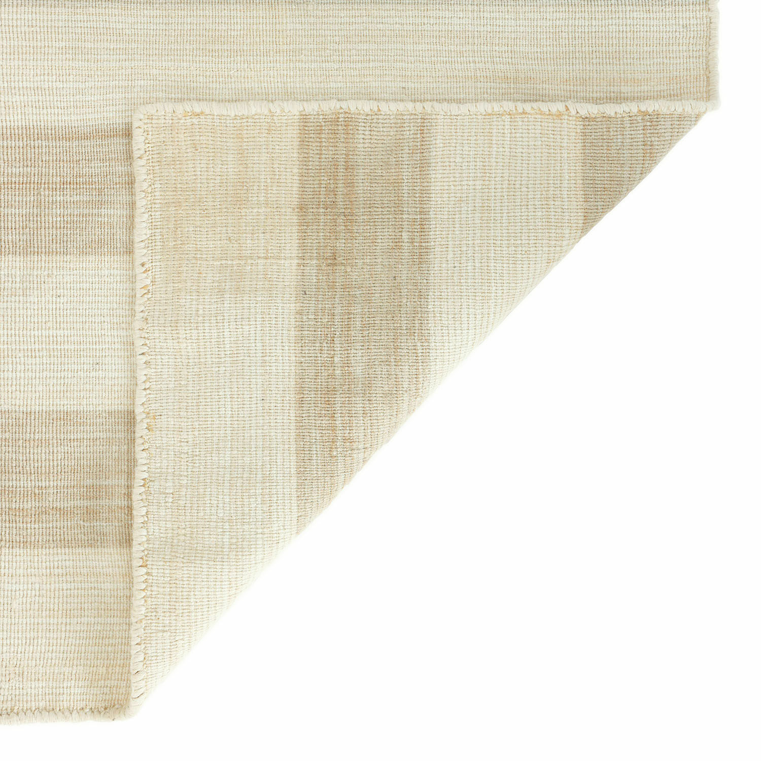 Beiger Teppich aus Naturmaterial mit dezentem Karomuster, ideal für Wohnzimmer