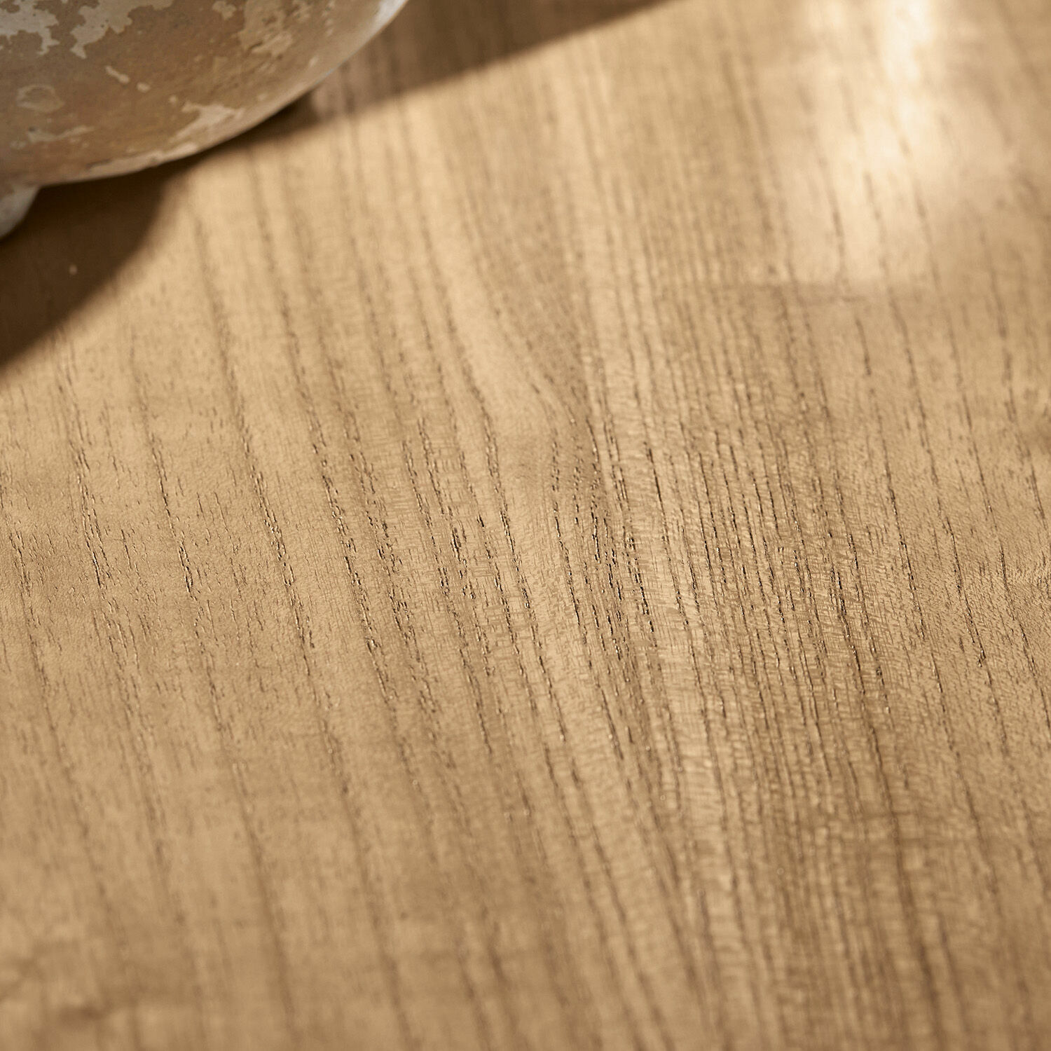 Natürliches hellbraunes Holz mit sichtbarer Maserung, Oberfläche eines Holztisches