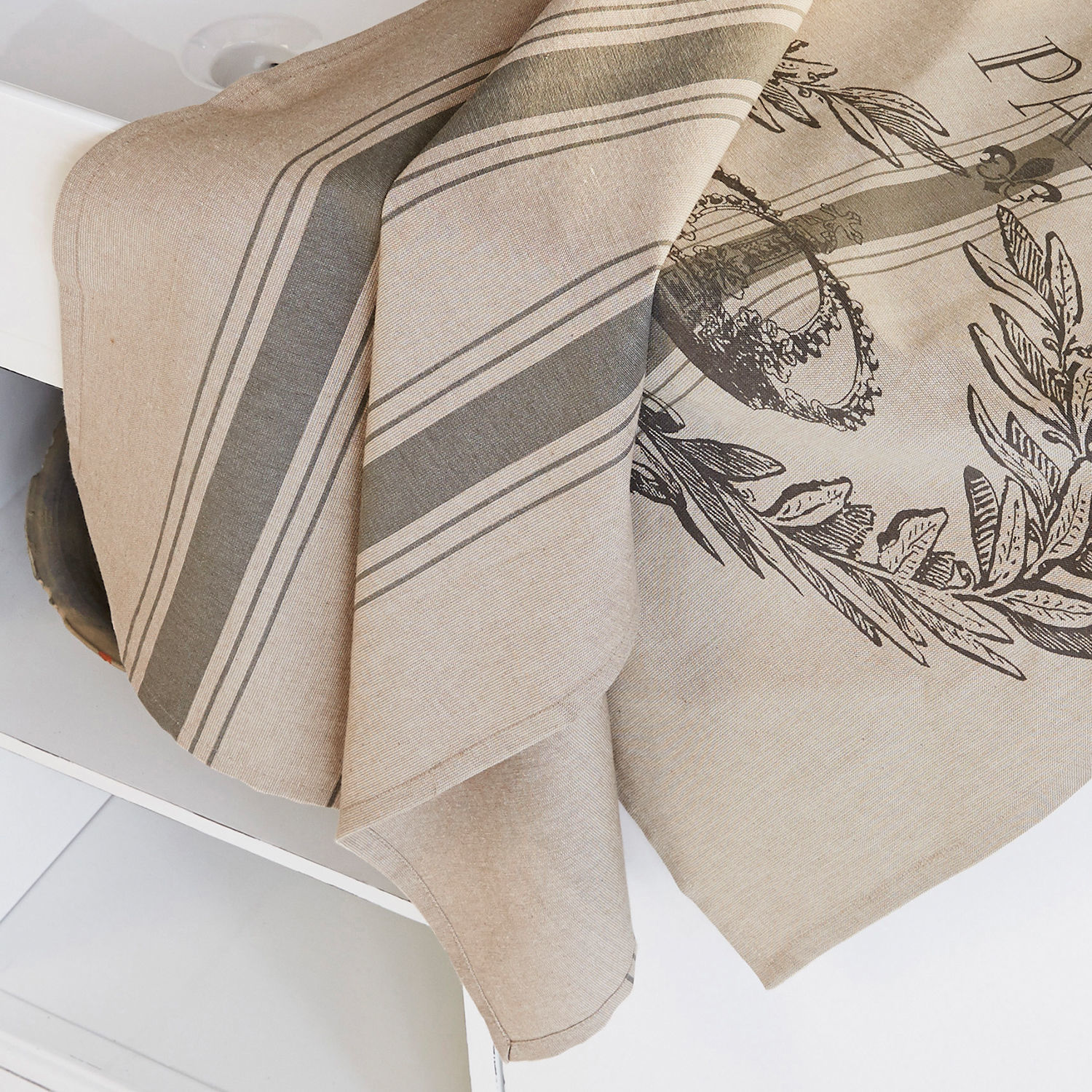 Leinen-Tischdecke in Beige mit grauen Streifen und dekorativem Druck für stilvolles Ambiente