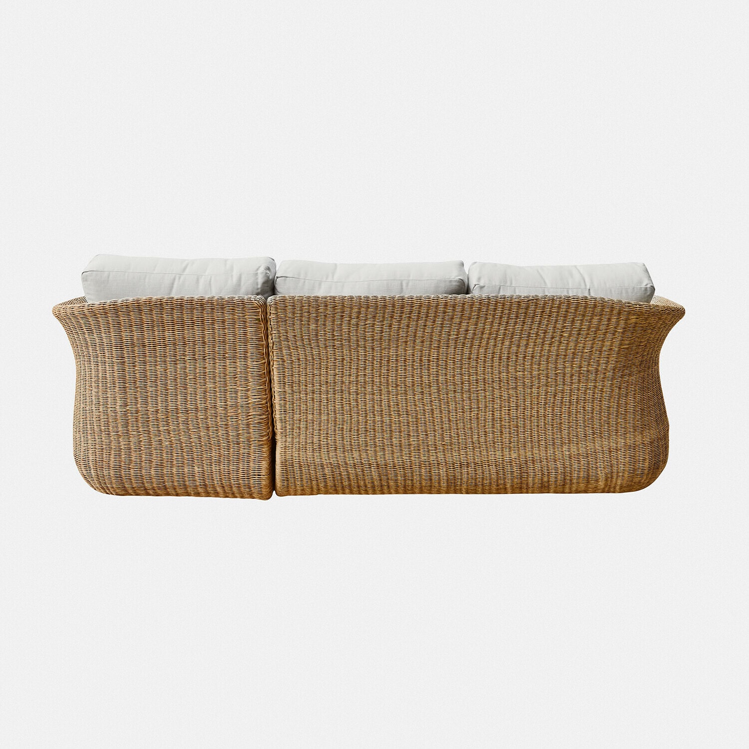 Dreisitziges Sofa aus natürlichem Rattan mit hellgrauen Kissen, gemütliches Wohnzimmermöbel