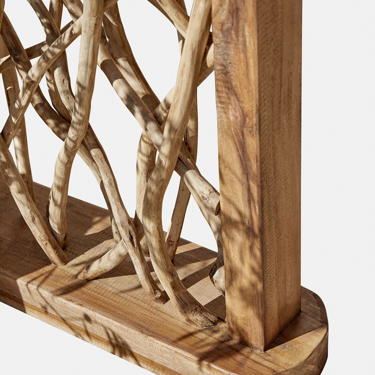 Dekoratives Element aus natürlichem Holz in warmem Hellbraun mit verschlungenen Ästen