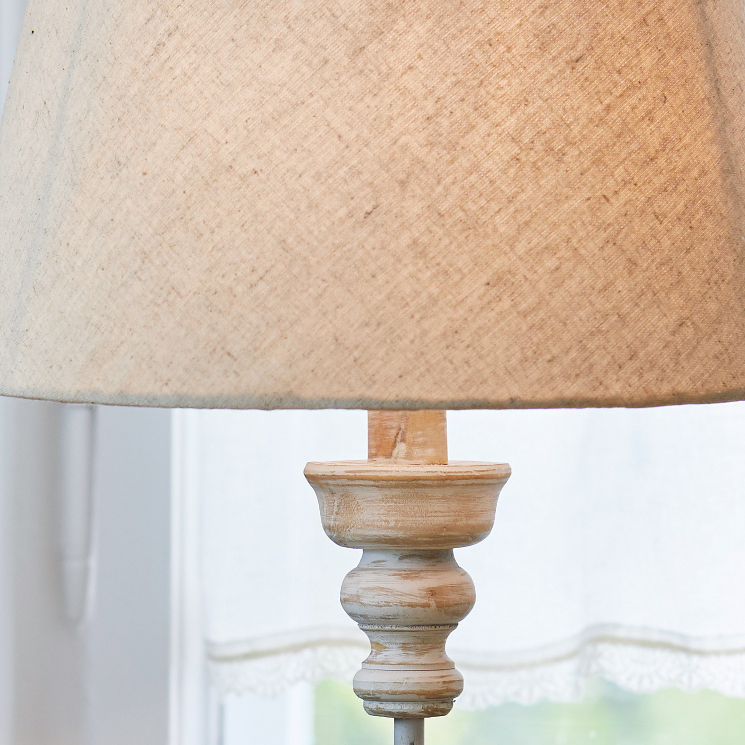 Tischlampe mit beigem Stoffschirm und vintage Holzfuß für gemütliches Wohnambiente