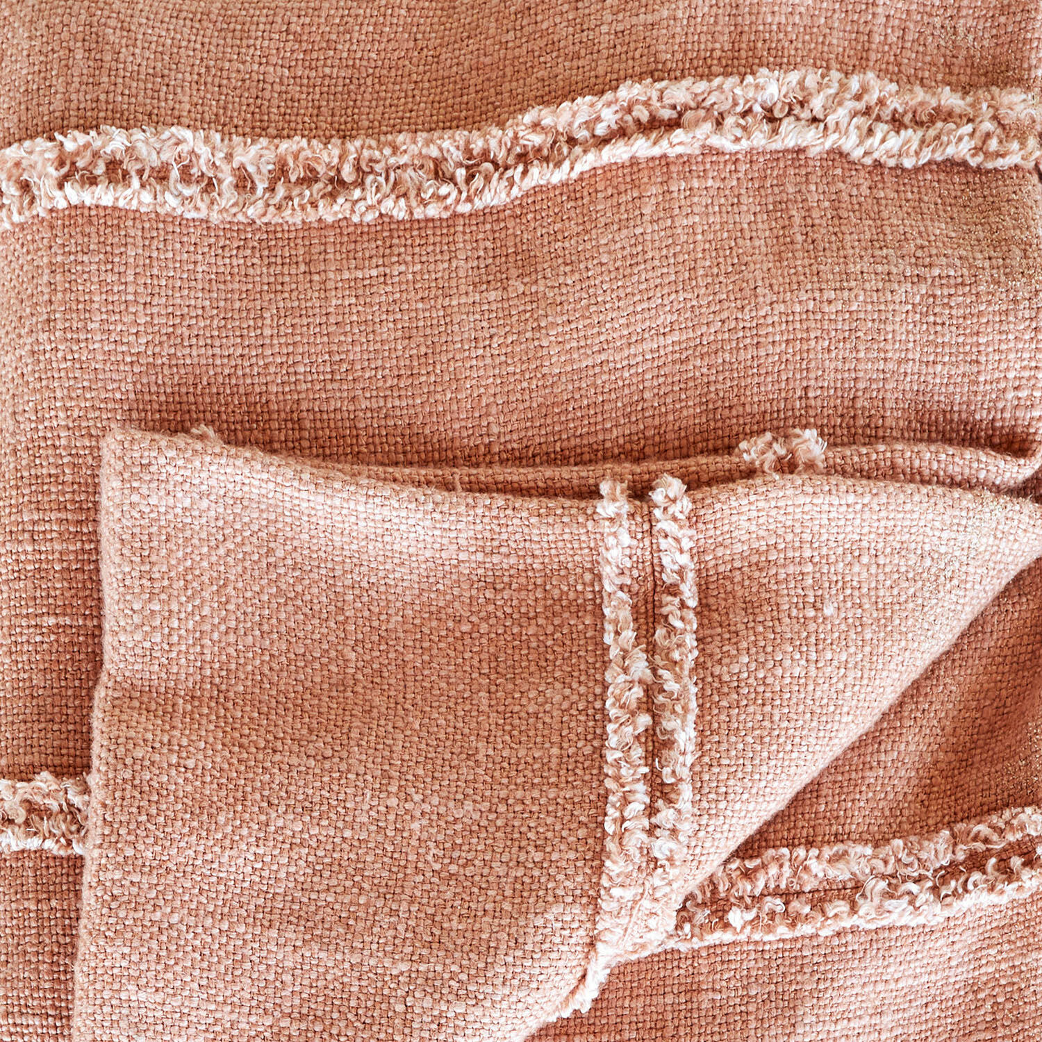 Rosa Plaid aus weichem Stoff mit dekorativen Fransen, ideal für gemütliche Wohnräume