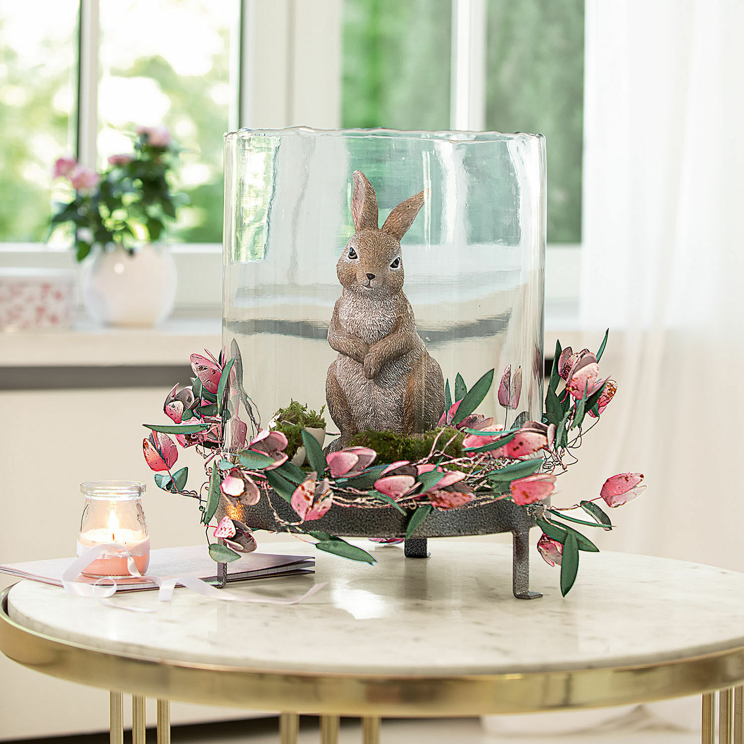 Glas-Lampion mit brauner Hasenfigur und rosa Blumen-Dekoration auf Metallständer