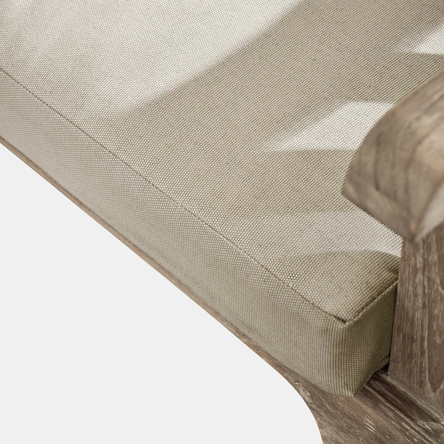 Beiges Stoffkissen auf Holzmöbel, Detail der Textur und Naht, Gartenmöbel