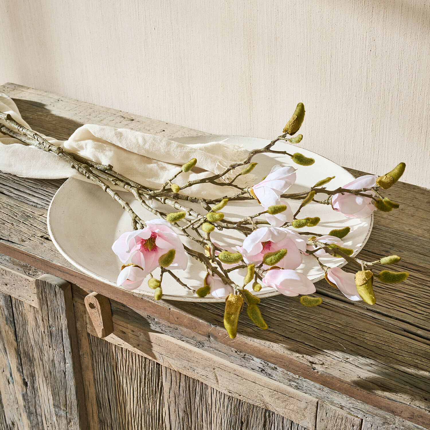 Deko-Blume 2er Set Aurélines Magnolienzweige mit rosa Blüten und grünen Knospen auf weißem Teller auf rustikalem Holztisch