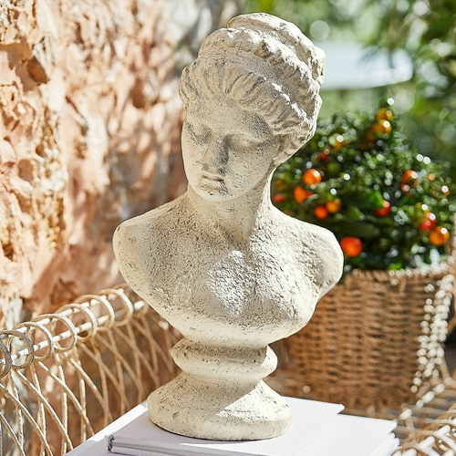 Weißes Steinguss-Porzellan-Büste als klassische Gartendekoration im sonnigen Außenbereich