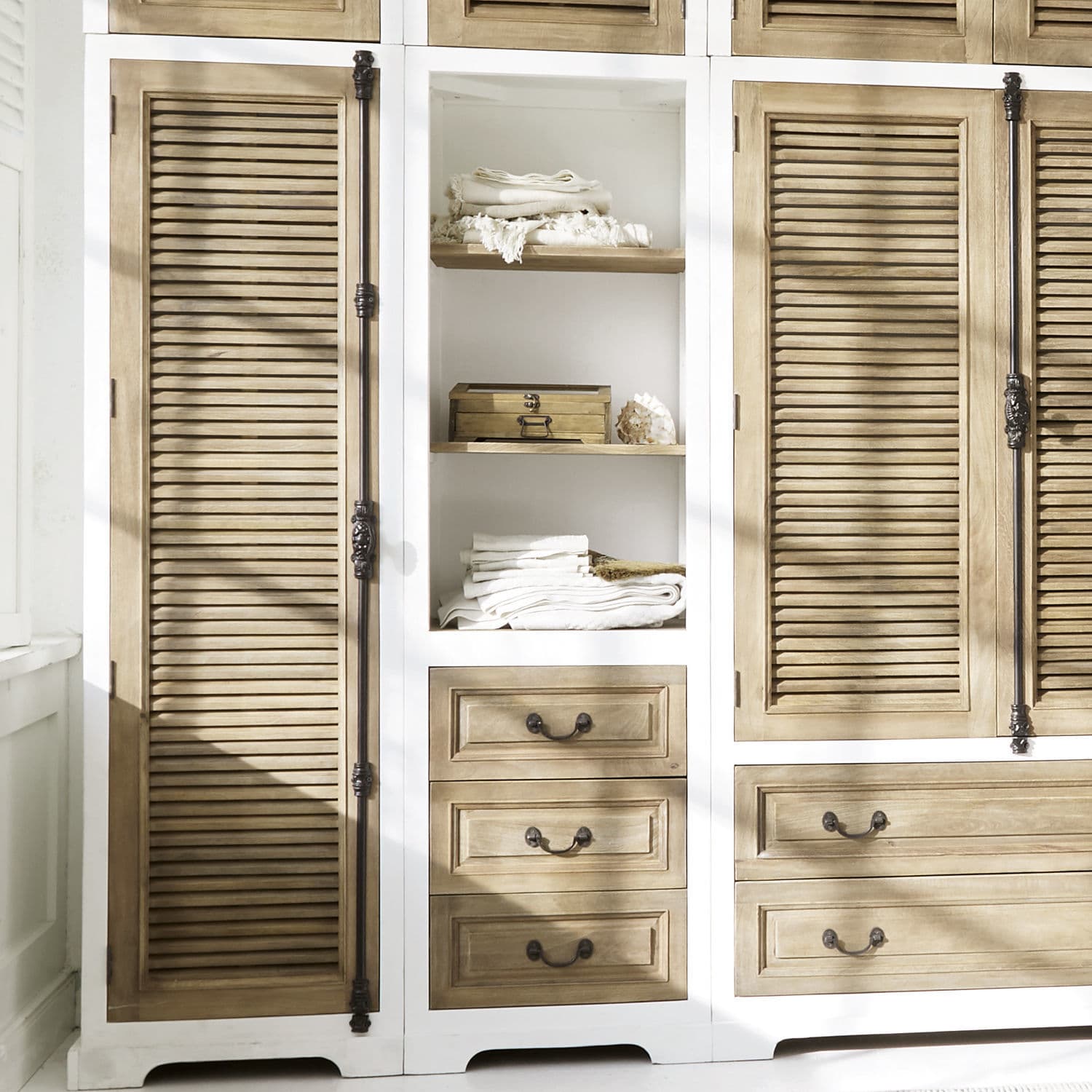 Weiße Holzschrank mit Lamellentüren und Schubladen im Vintage-Stil zur Aufbewahrung