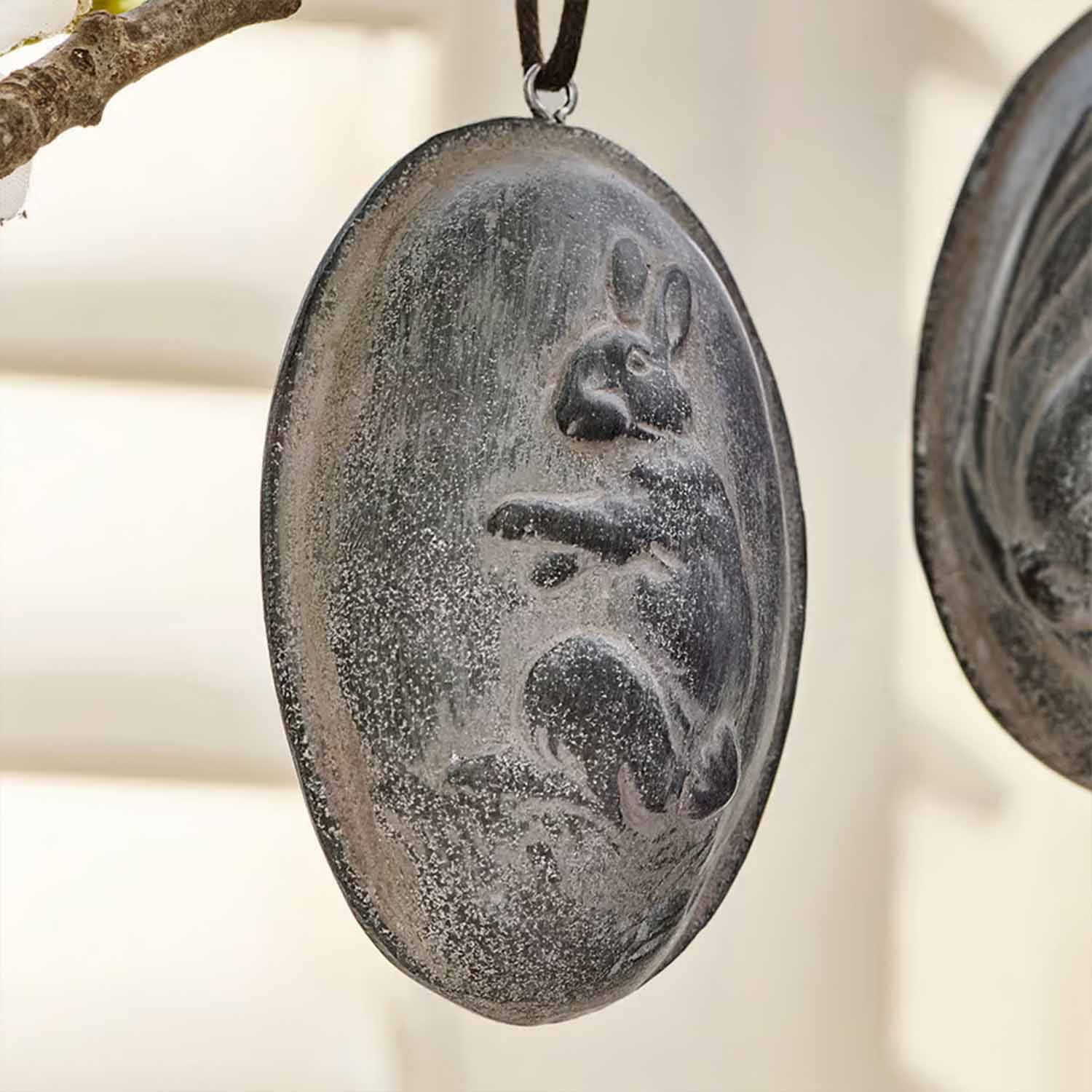 Ovale Metallanhänger mit Hasenrelief in Grau, dekorative Osterdekoration zum Aufhängen