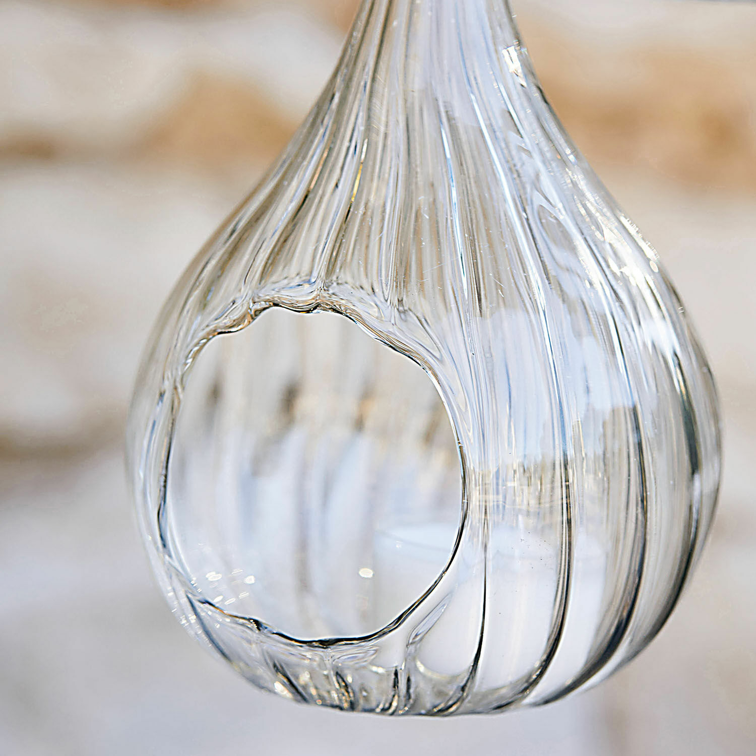 Transparente Glasvase mit Öffnung und vertikalen Rillen, stilvolle Wohnraumdekoration