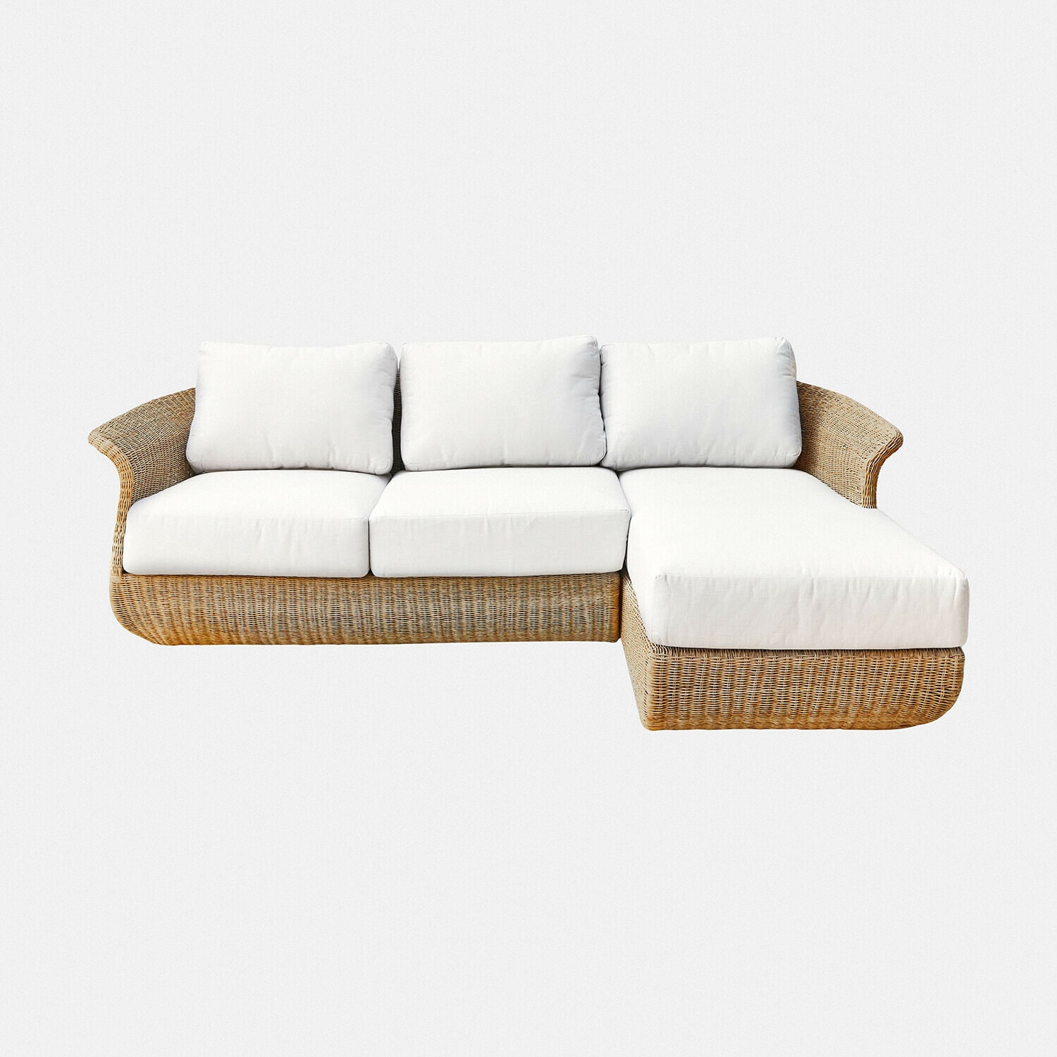Ecksofa aus Rattan mit weißen Kissen, gemütliches Wohnzimmermöbel aus Naturmaterial