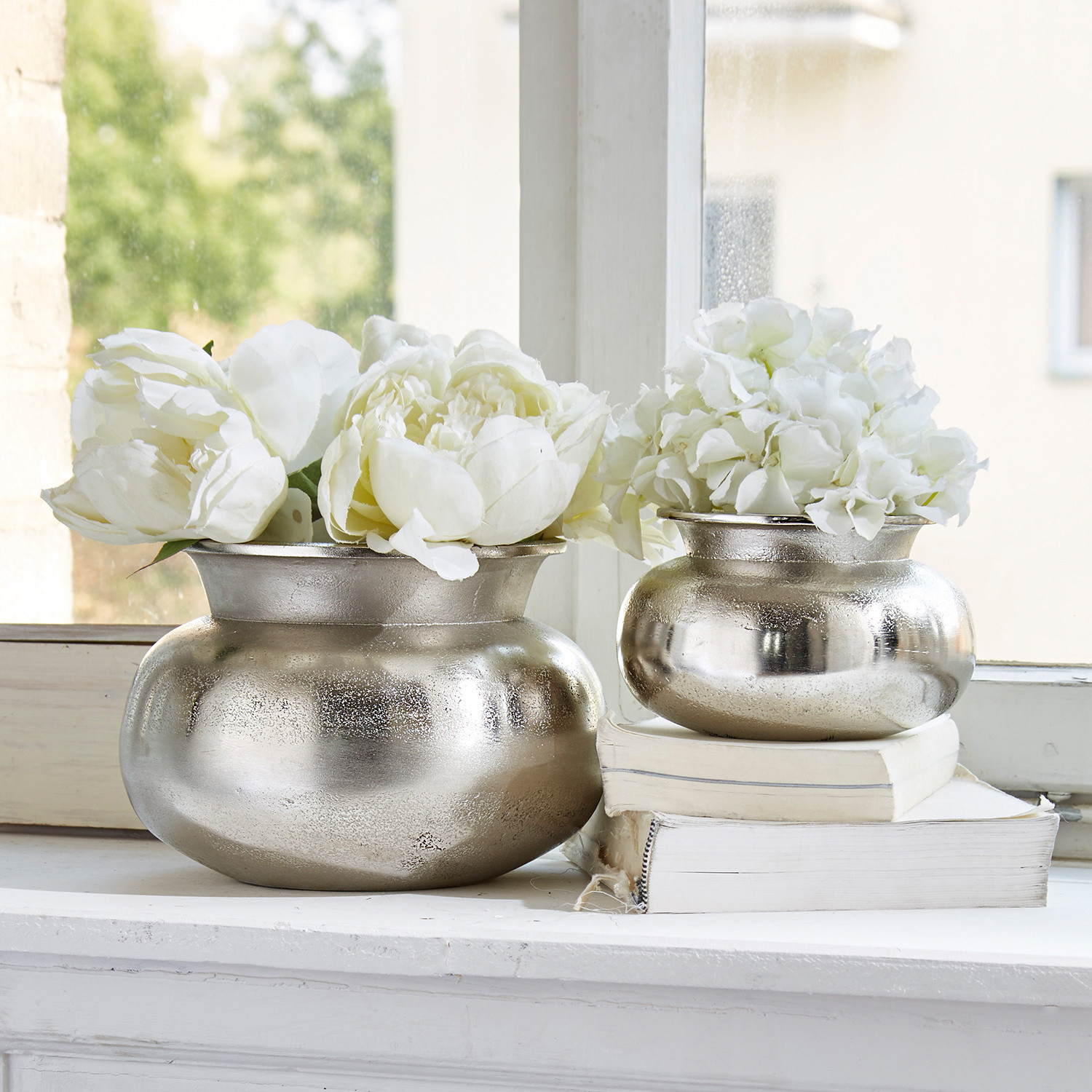 Vase 2er Set Clément Zwei silberne Metallvasen mit weißen Blumen auf Fensterbank, Vintage-Dekoration für Zuhause