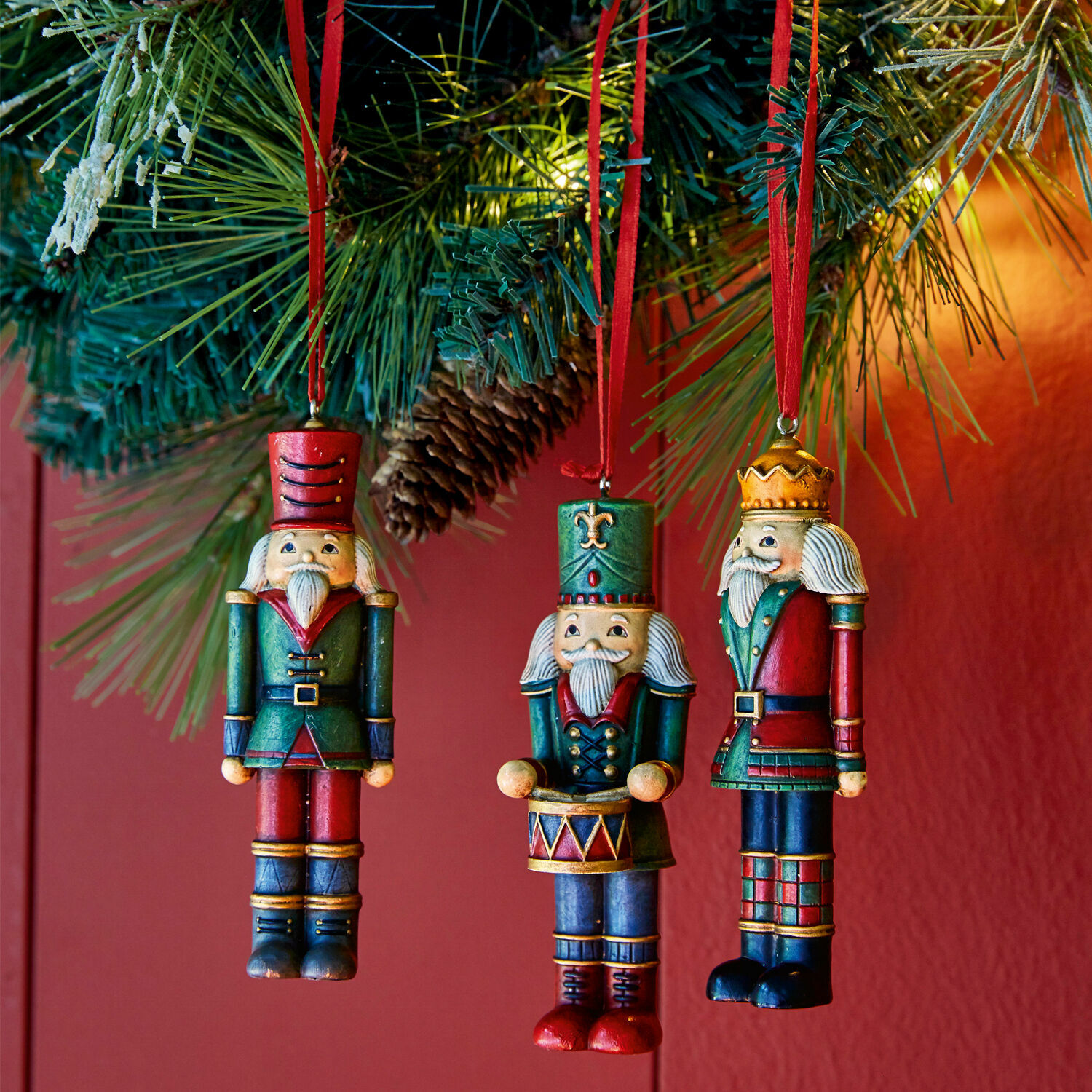 Anhänger 3er Set Laudat Drei hölzerne Weihnachtsanhänger in Form von roten und grünen Soldaten an einem Tannenzweig