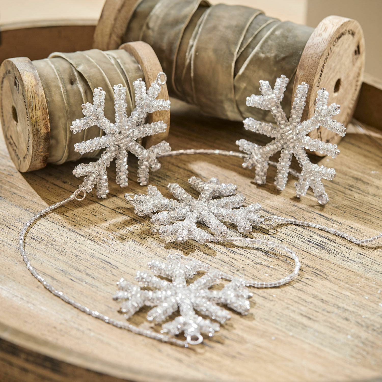 Girlande Snowflakes Dekorative Perlen-Schneeflocken-Kette auf Holztablett für festliche Weihnachtsdeko