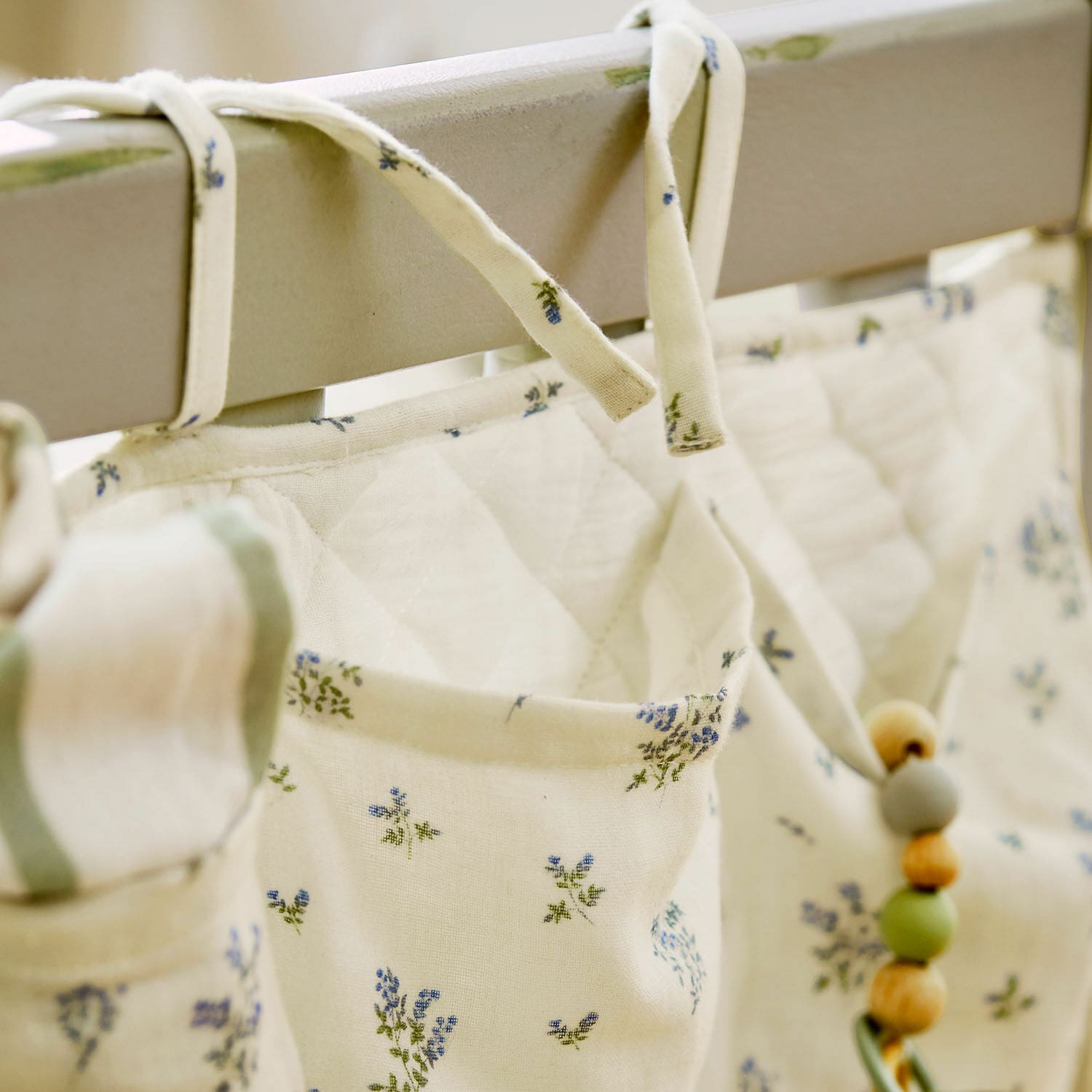 Beiger Baumwoll-Organizer mit Taschen und floralem Muster, praktischer Aufbewahrungshilfe für Zuhause