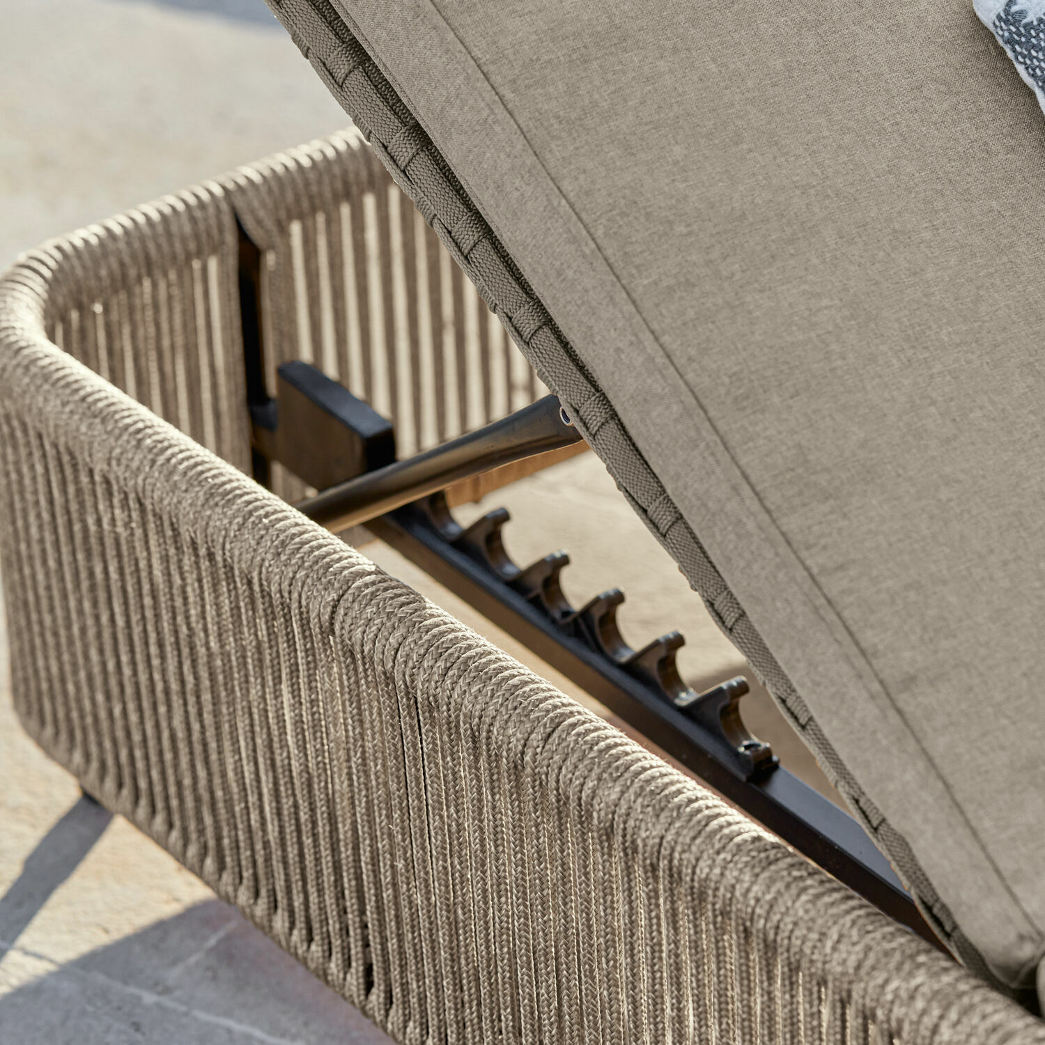 Detail eines verstellbaren Liegestuhls mit beigem Stoff und geflochtenem Seil, Gartenmöbel