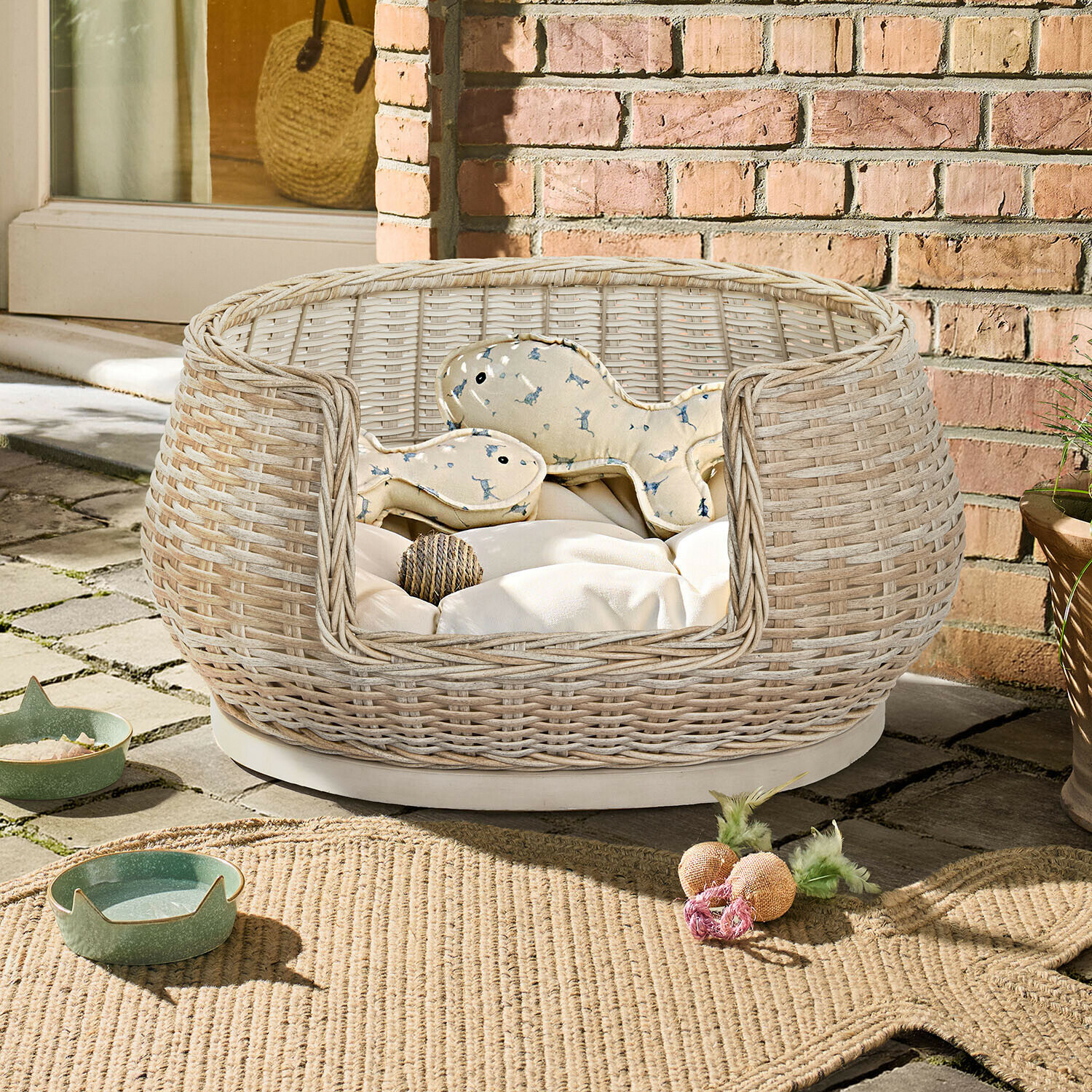 In- & Outdoor-Haustierbett Brinelza Rundes helles Korb-Hundebett aus Rattan mit weicher Polsterung und Spielzeug