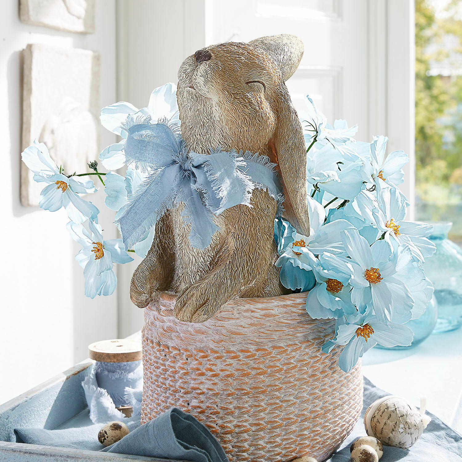 Deko-Blumenstrauß Tilla Dekorativer Stoffhase im Korb mit blauen Blumen und Schleife für Frühlingsdeko