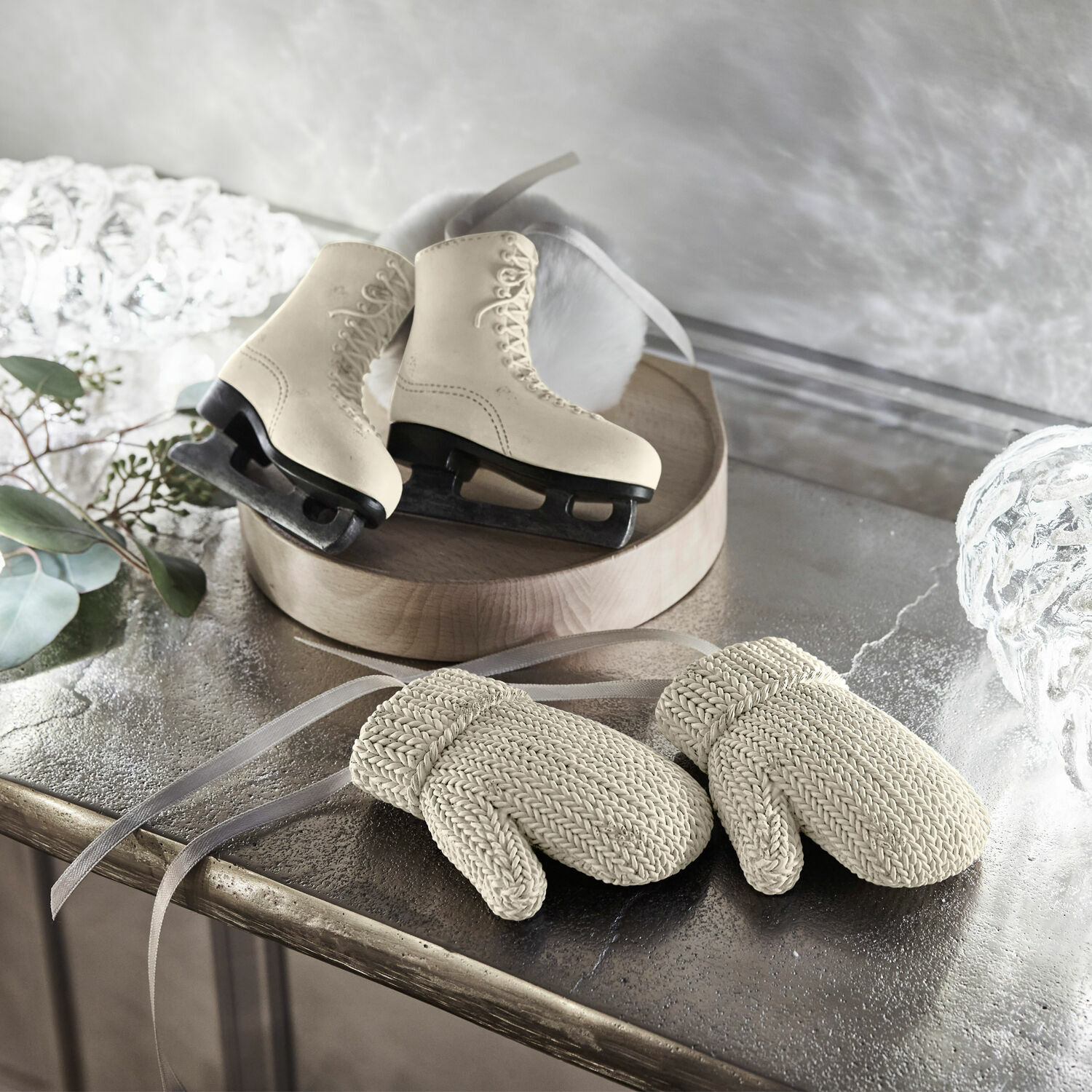 Anhänger 4er Set Collines Dekorative weiße Schlittschuhe und gestrickte Fäustlinge auf Metalltisch in winterlicher Dekoration