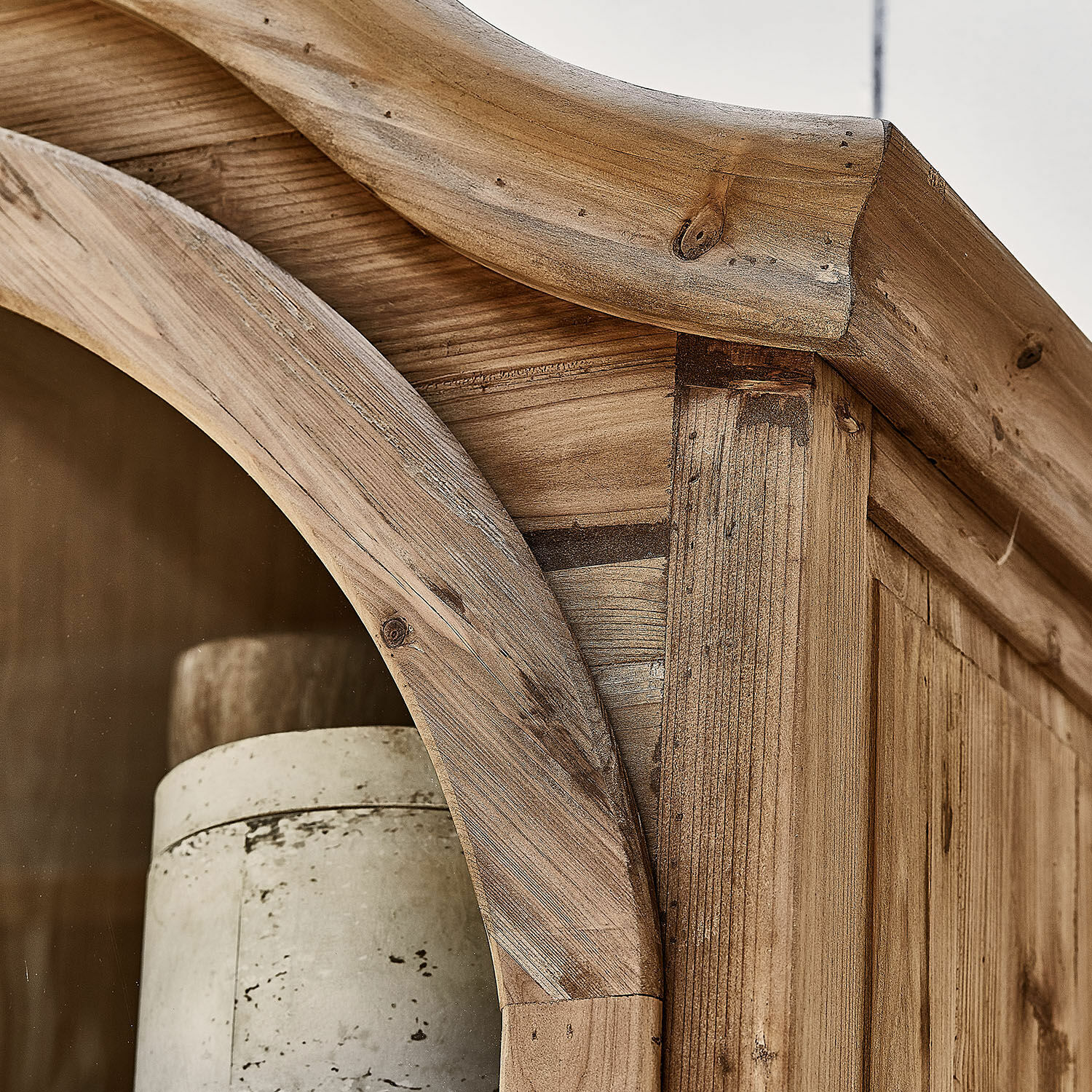 Natürliches Holzfinish eines Möbelstücks mit sichtbarer Maserung und rustikalem Stil für Innenräume