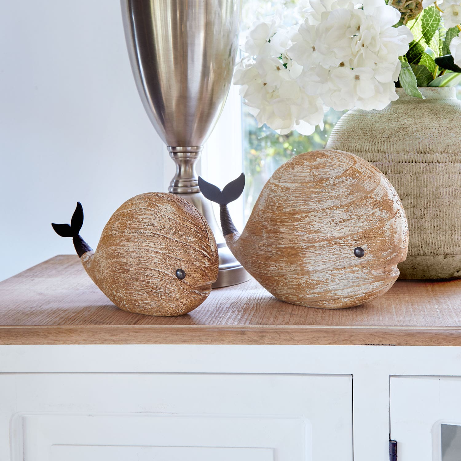 Holz-Dekorationen in Walform in Naturfarbe auf Holzplatte mit Blumen und Lampe