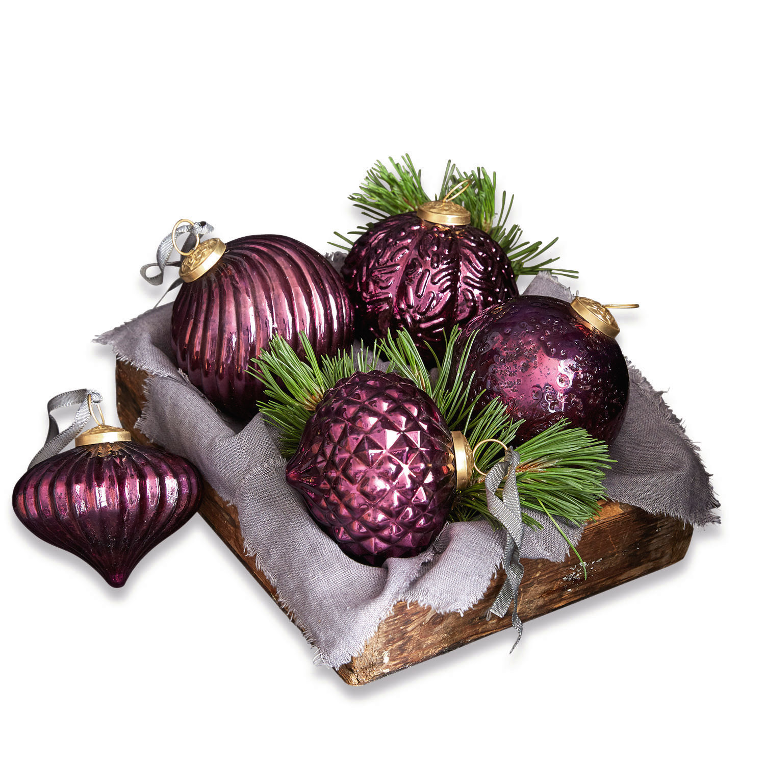 Weihnachtsschmuck 5er Set Sambre Set aus violetten Glas-Weihnachtskugeln mit grünen Zweigen in einem Holztablett
