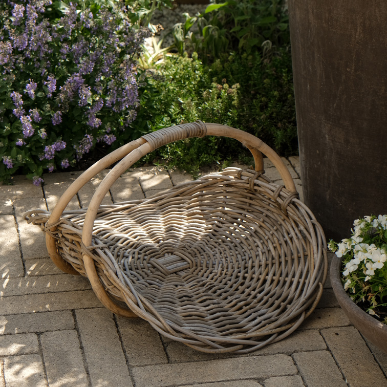 Flacher Korb aus natürlichem Weidenmaterial mit Griff, ideal zur Aufbewahrung und Gartendekoration