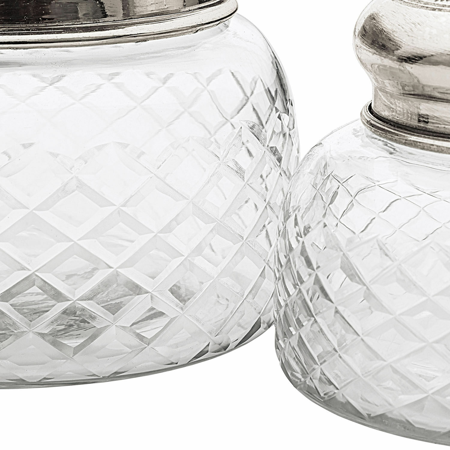 Transparente Glasbehälter mit geometrischem Muster zur Aufbewahrung in der Küche