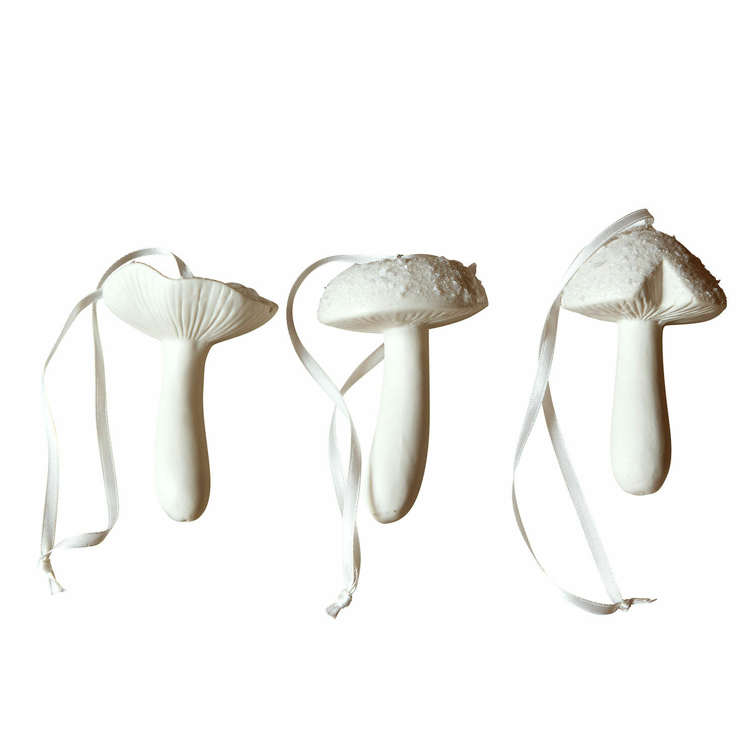 Deko-Pilz 3er Set Qilexor Set aus drei weißen Keramik-Pilzanhängern mit Bändern zum Aufhängen, festliche Dekoration