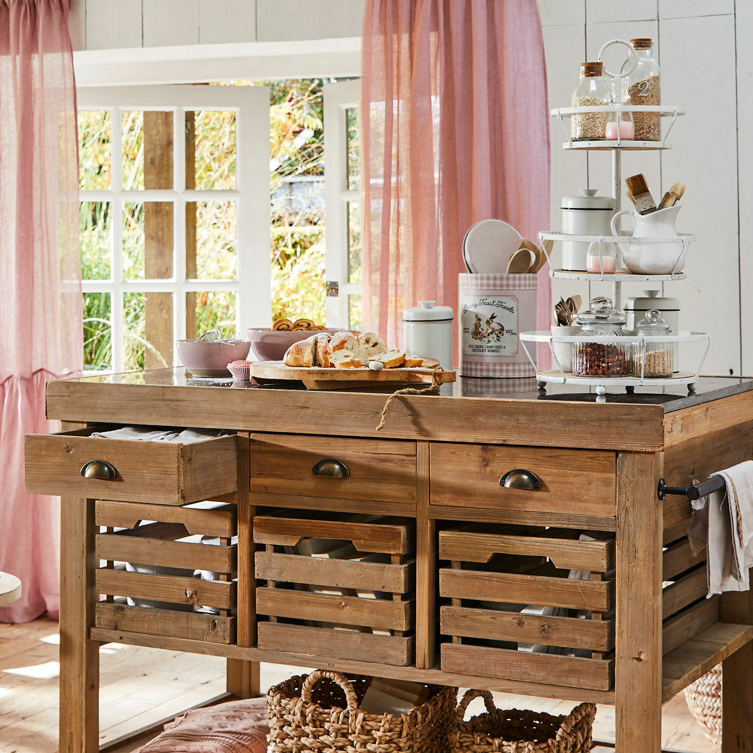 Küchentisch aus Holz mit Schubladen und Körben in Naturfarbe, rustikaler Stil, praktische Aufbewahrung