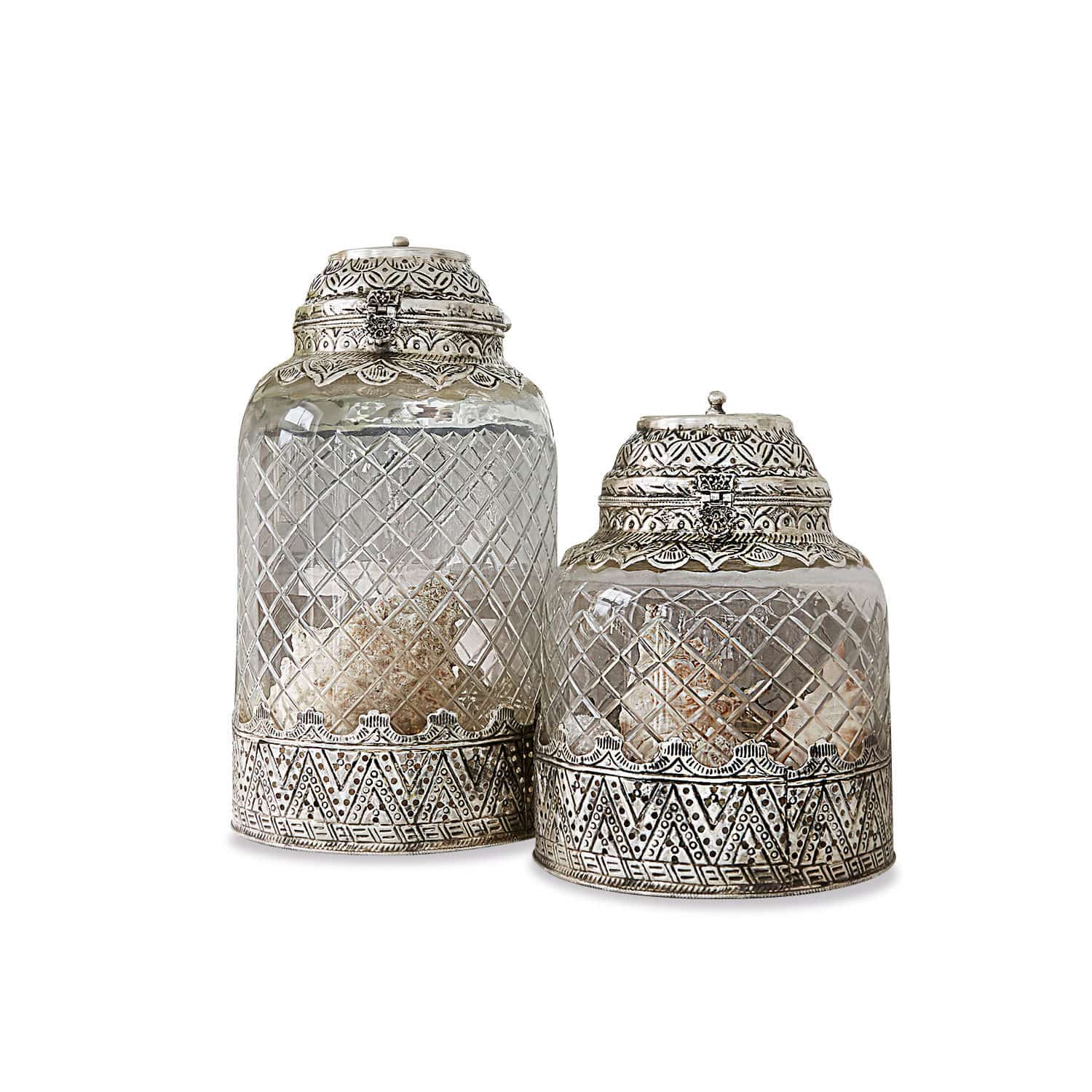 Set aus zwei dekorativen Glasbehältern mit silbernen Metalldeckeln und Musterverzierung
