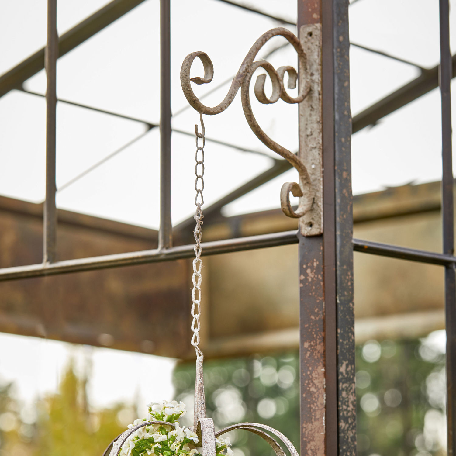 Rustikaler Metallhaken mit Kette zum Aufhängen von Gartendekoration in Rostoptik
