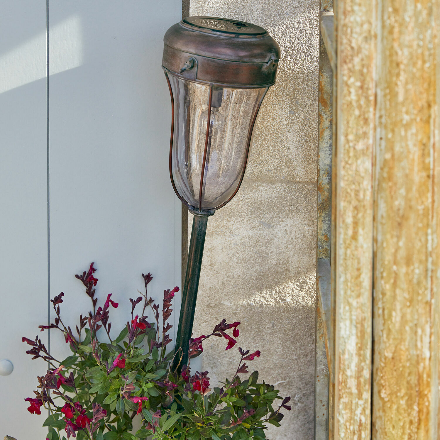 Solar-Laterne Wynyard Dekorative Gartenlampe aus Messing in Kupferfarbe mit klarem Glas und roten Blüten