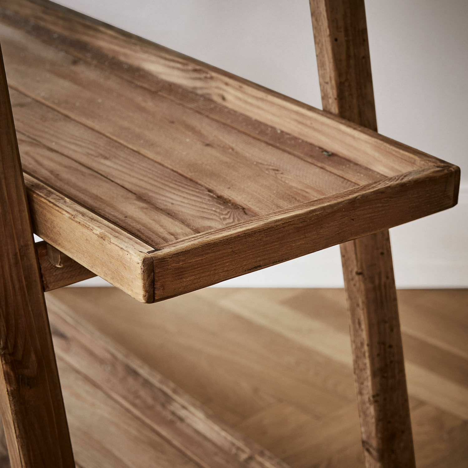Regal aus naturbelassenem Holz mit rustikalem Design, ideal für Aufbewahrung und Dekoration