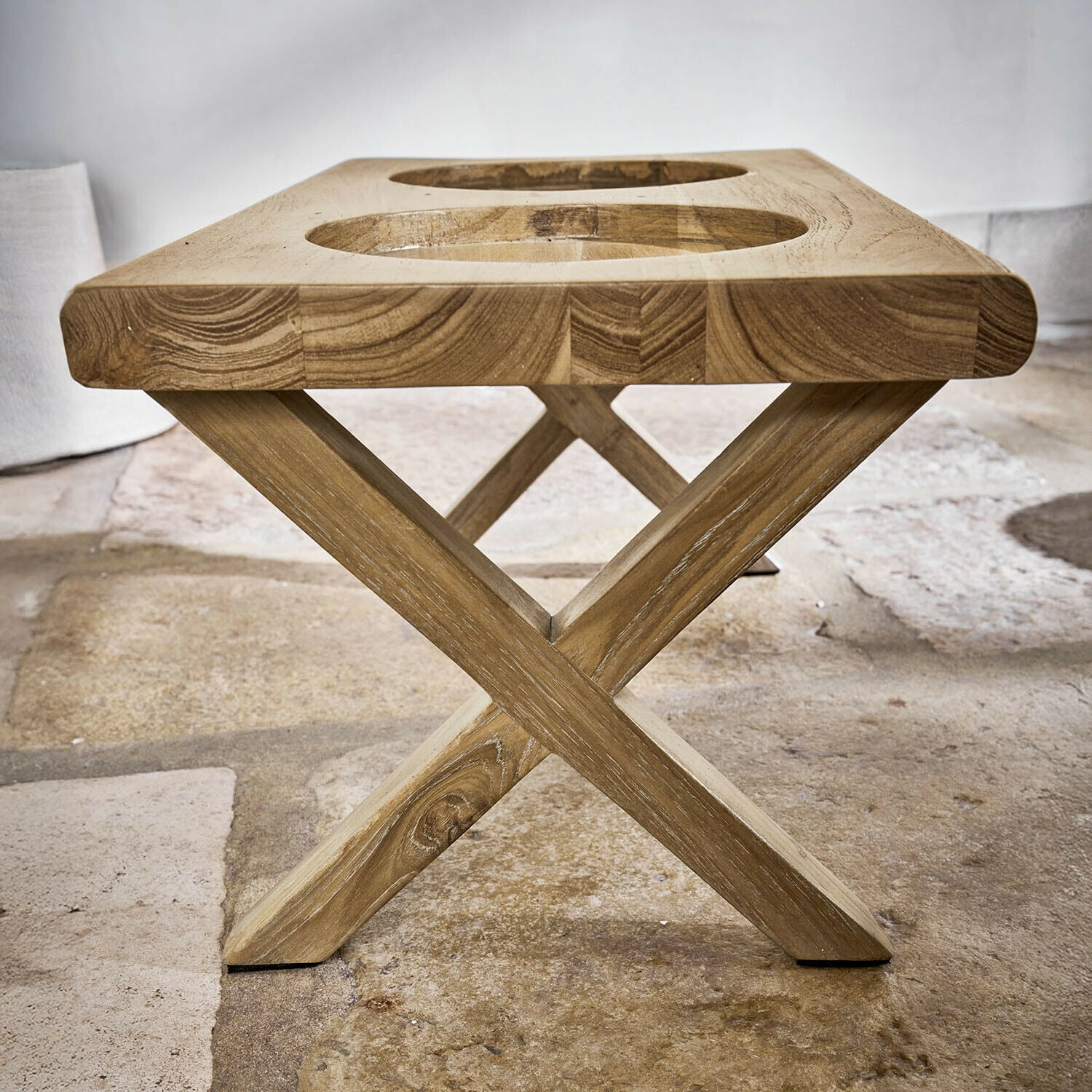 Holzständer mit zwei runden Aussparungen, naturfarben, ideal für Pflanzgefäße und Wohnraumdeko