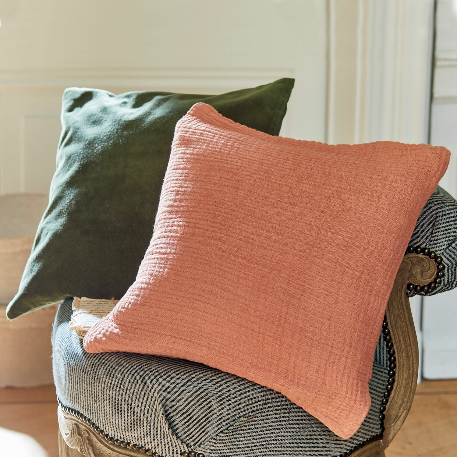 Kissenhülle 2er Set Altoona Zweifarbiges Baumwollkissen in Rosa und Grün auf gestreiftem Sessel
