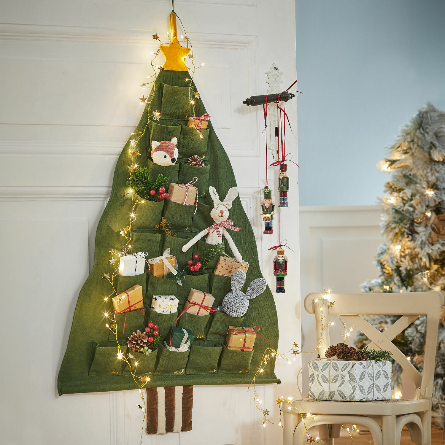 Adventskalender Talira Grüner Adventskalender aus Stoff in Tannenbaumform mit Taschen und Weihnachtsdekoration