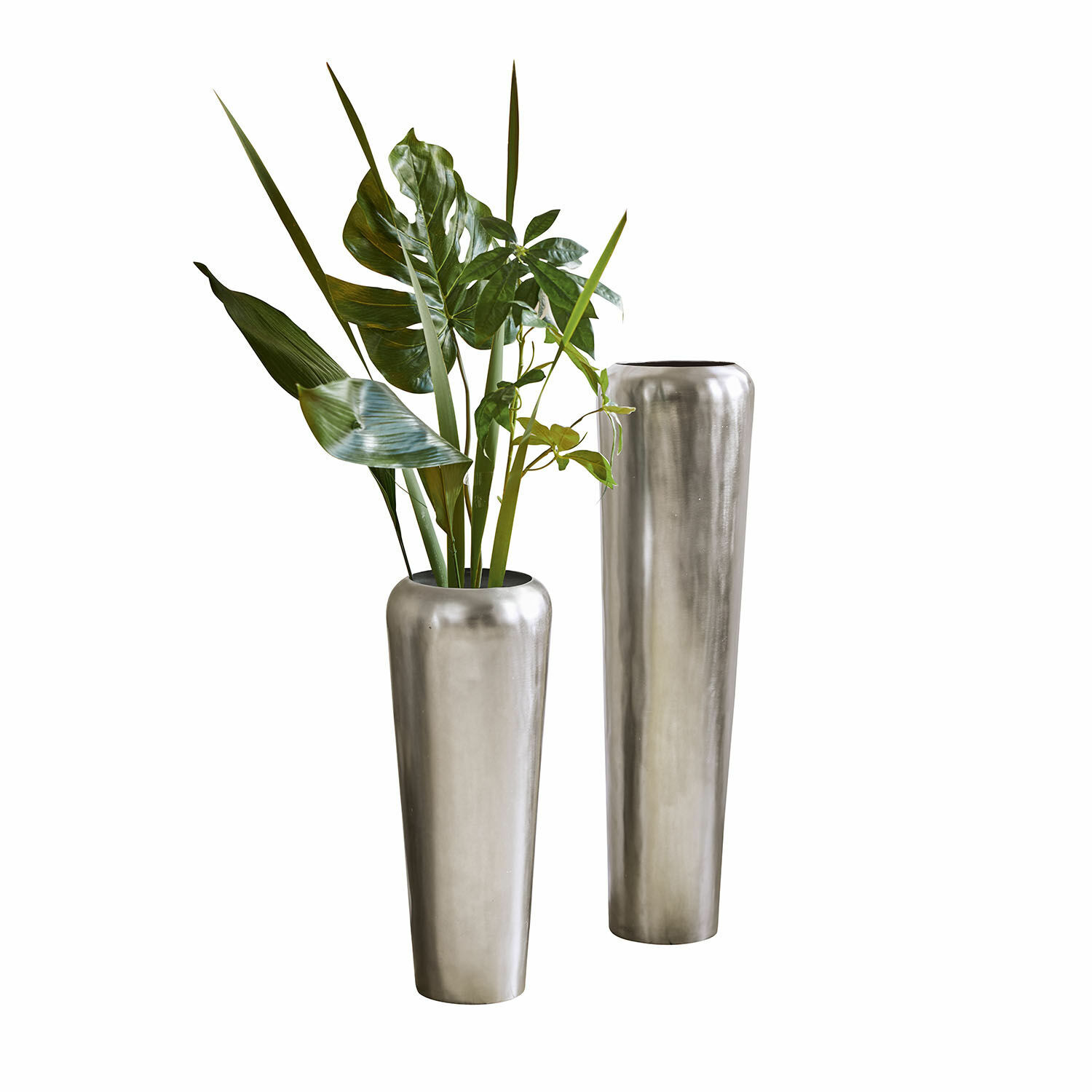 Bodenvase 2er Set Carolan Zwei hohe silberne Metallvasen mit grünen Blättern als moderne Wohnraumdekoration