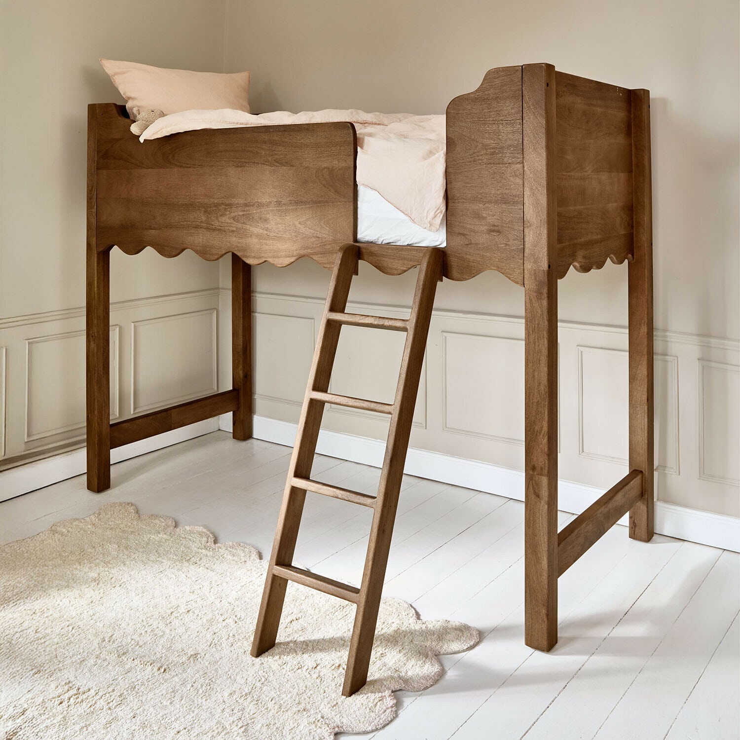Hochbett aus Holz in Naturfarbe mit Leiter und hellrosa Bettwäsche im Kinderzimmer