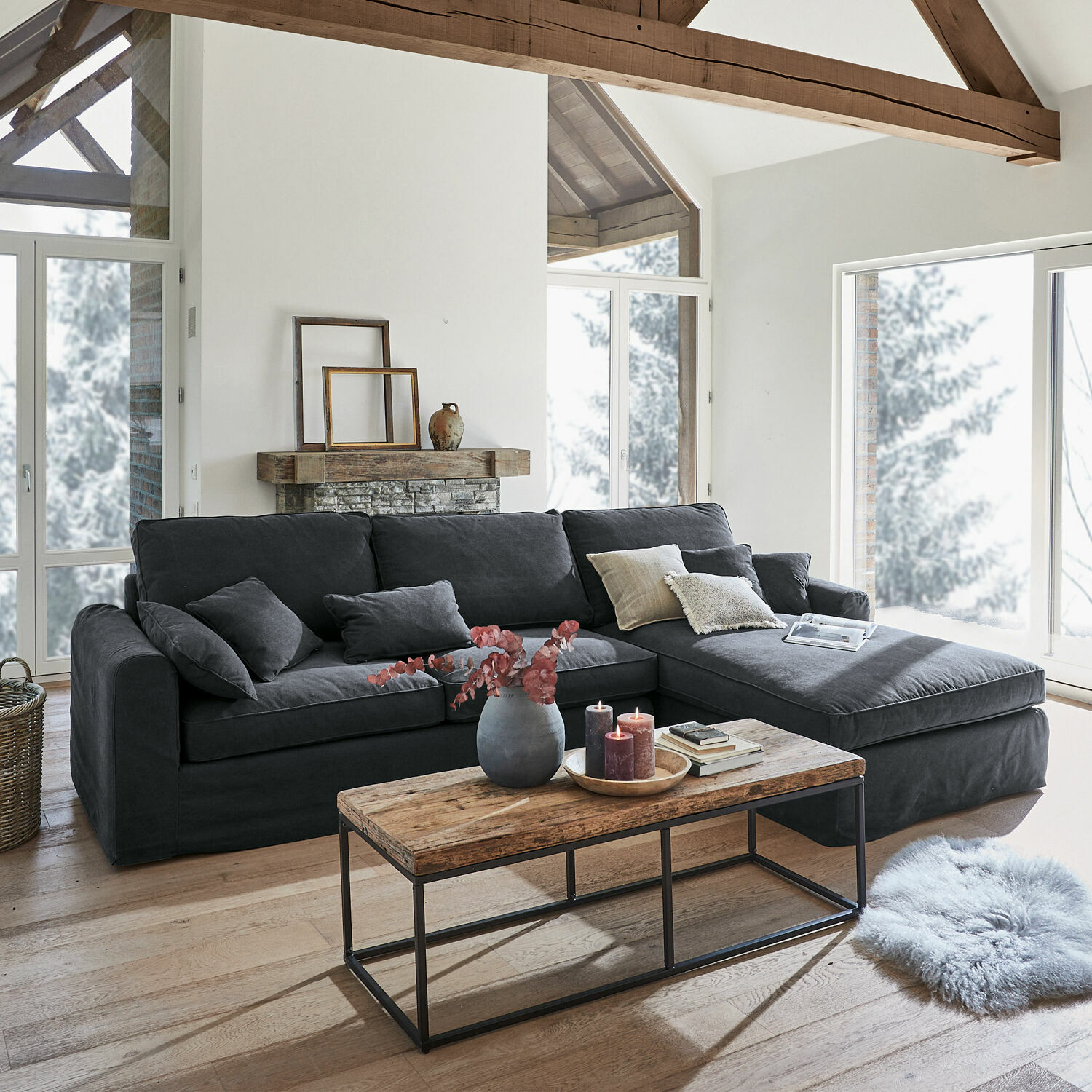 Sofa Seaford Graues Ecksofa aus Stoff in modernem Wohnzimmer mit Holztisch und großen Fenstern