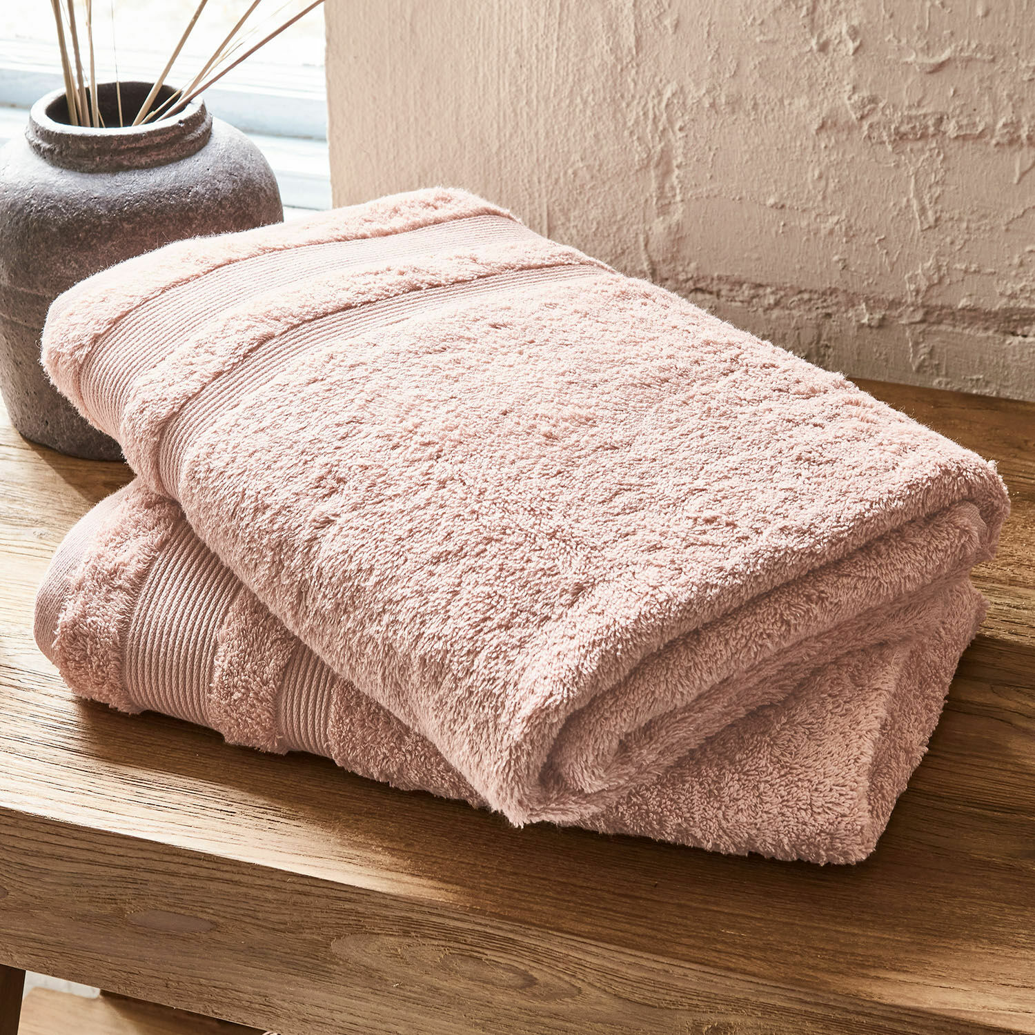 Badetuch 2er Set Bourogne Weiches rosa Baumwollhandtuch auf Holztisch, ideal für Badezimmer und den täglichen Gebrauch
