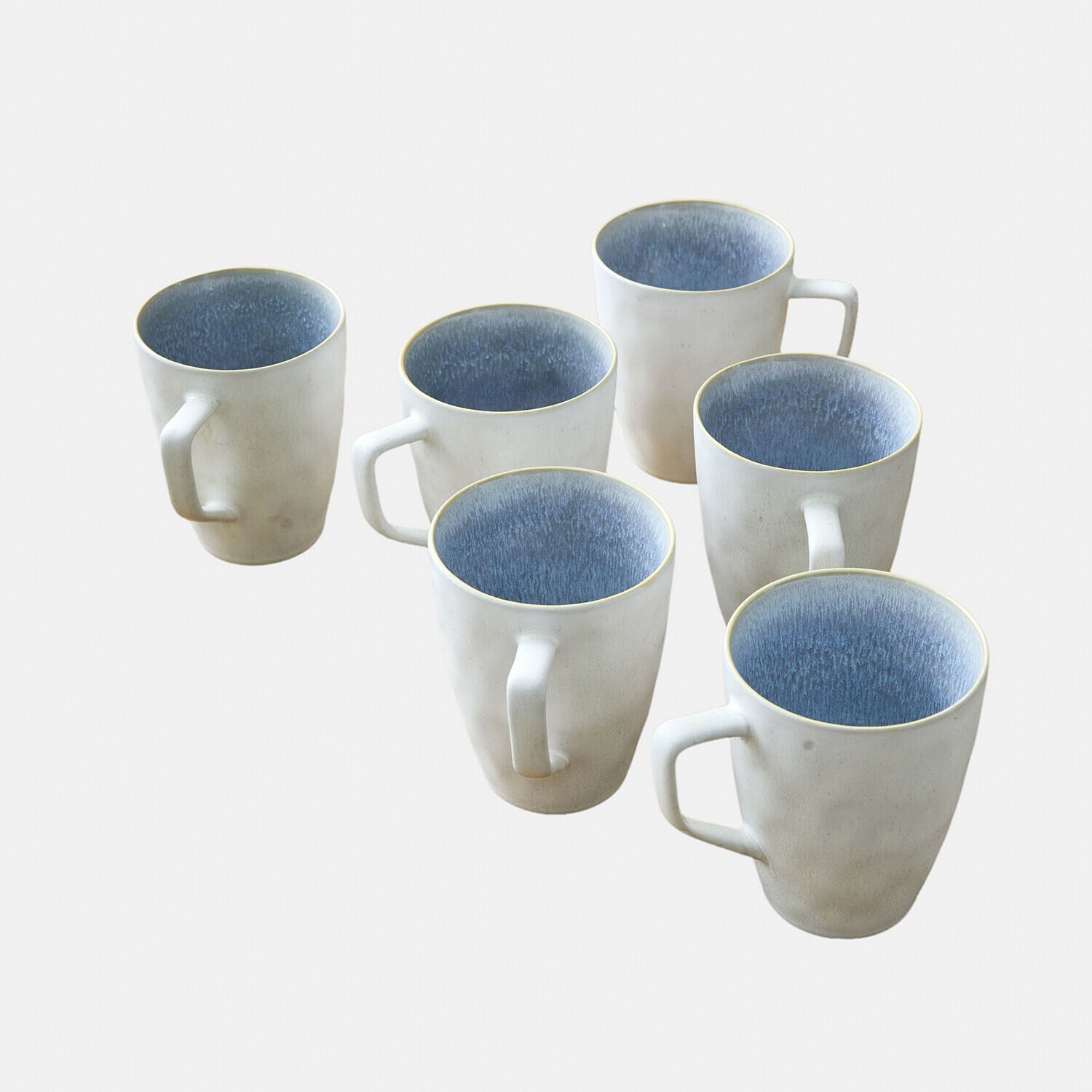 Set aus sechs weißen Keramiktassen mit blauem Innenraum für Kaffee und Tee